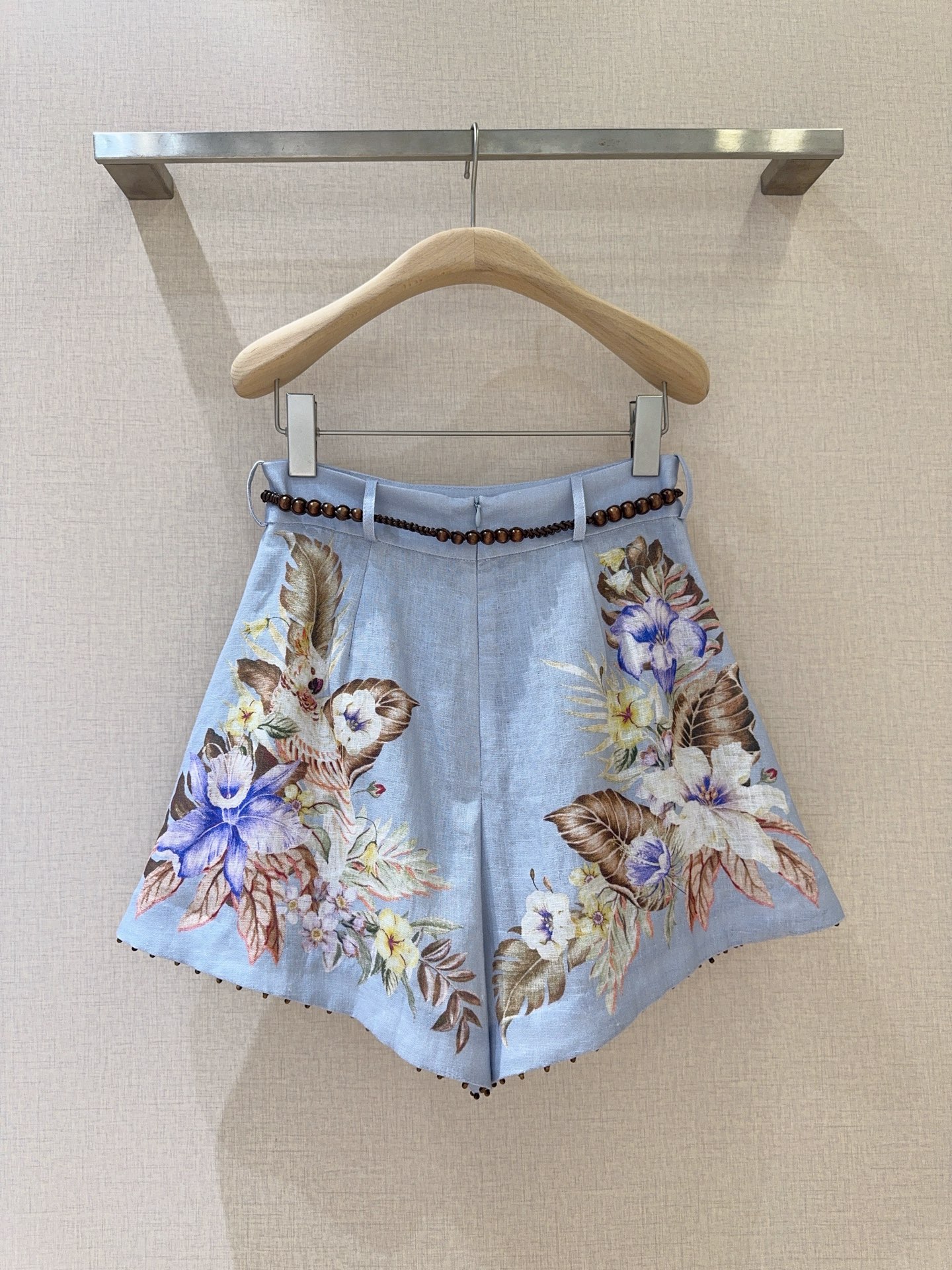 Blue Linen Shorts with Bead Belt and Hidden Zipper Design – ZIMMERA*N*N Collection - 图片 4