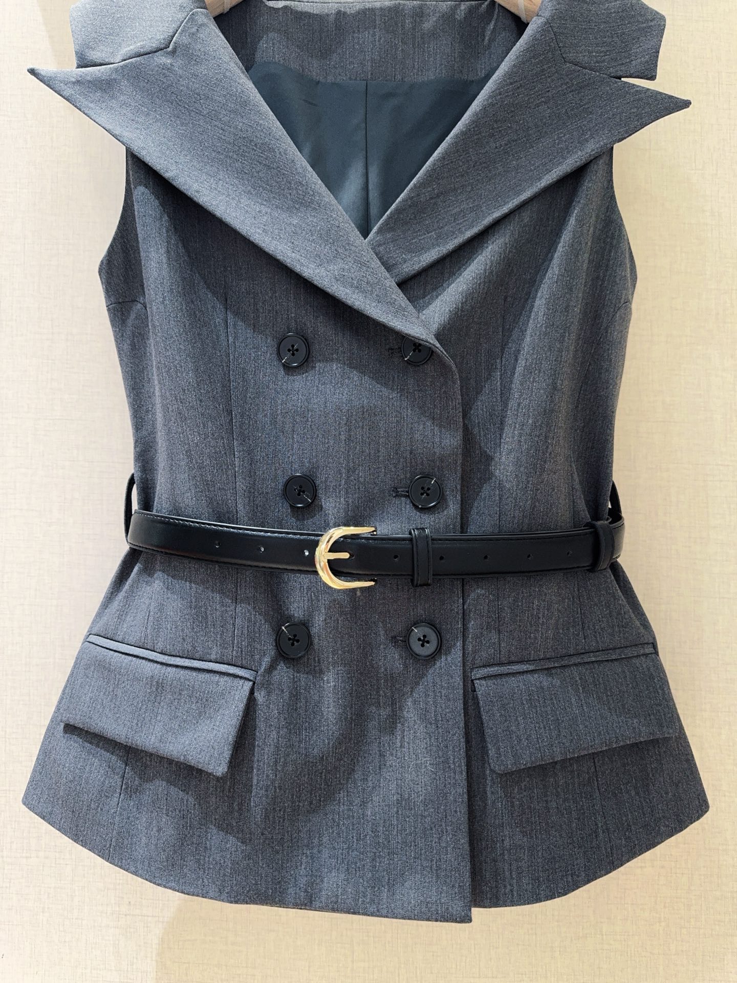 Innovative Single-Size Female Suit with Vest-Like Design and Double Buttons - 图片 3