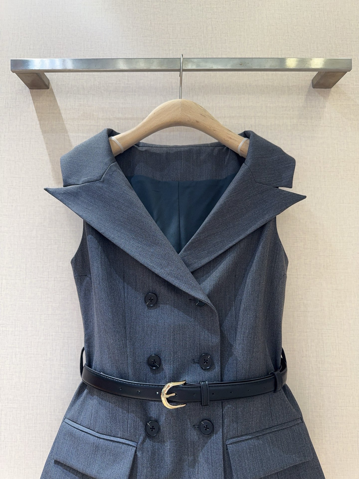 Innovative Single-Size Female Suit with Vest-Like Design and Double Buttons - 图片 2