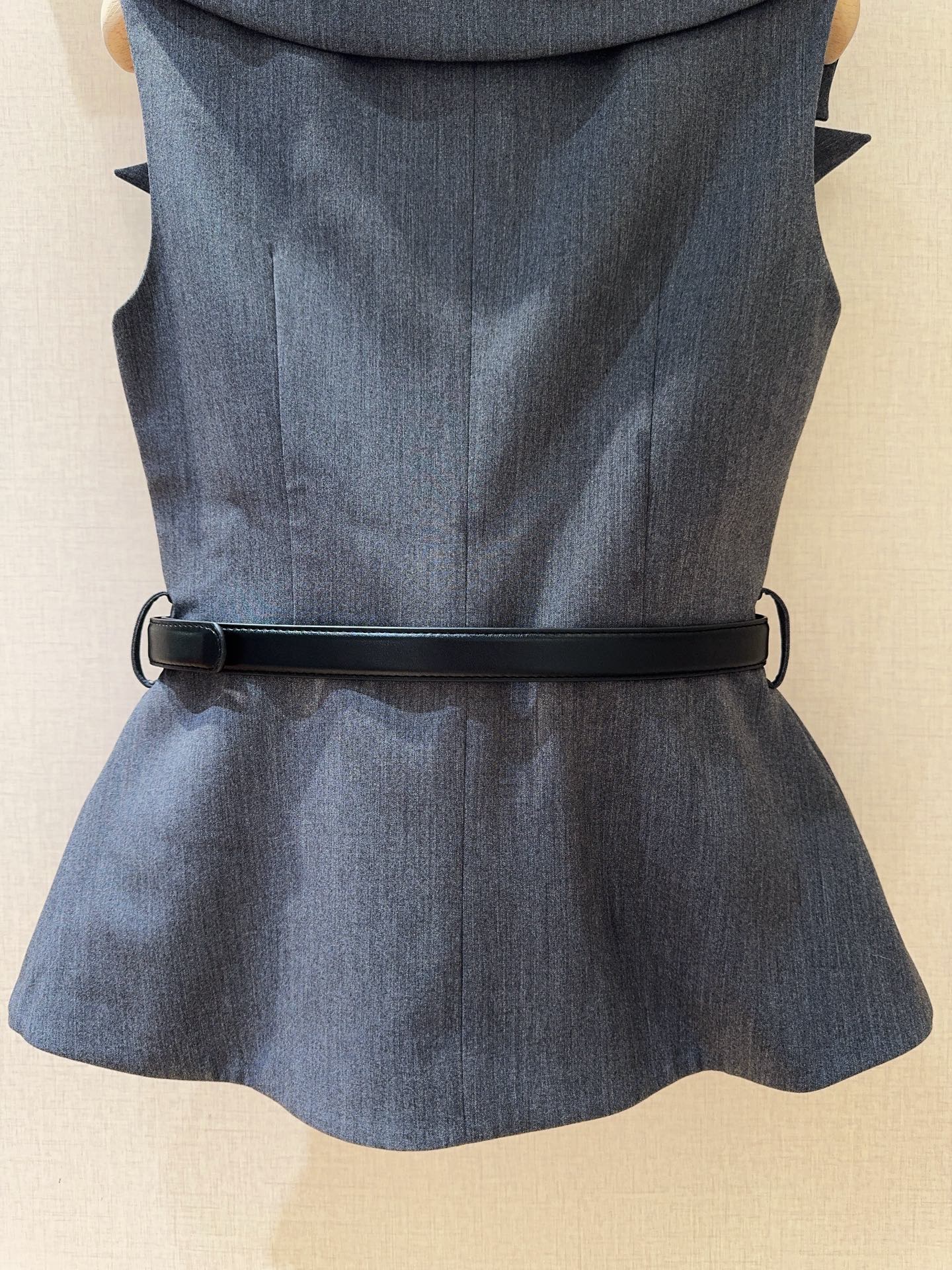 Innovative Single-Size Female Suit with Vest-Like Design and Double Buttons - 图片 5