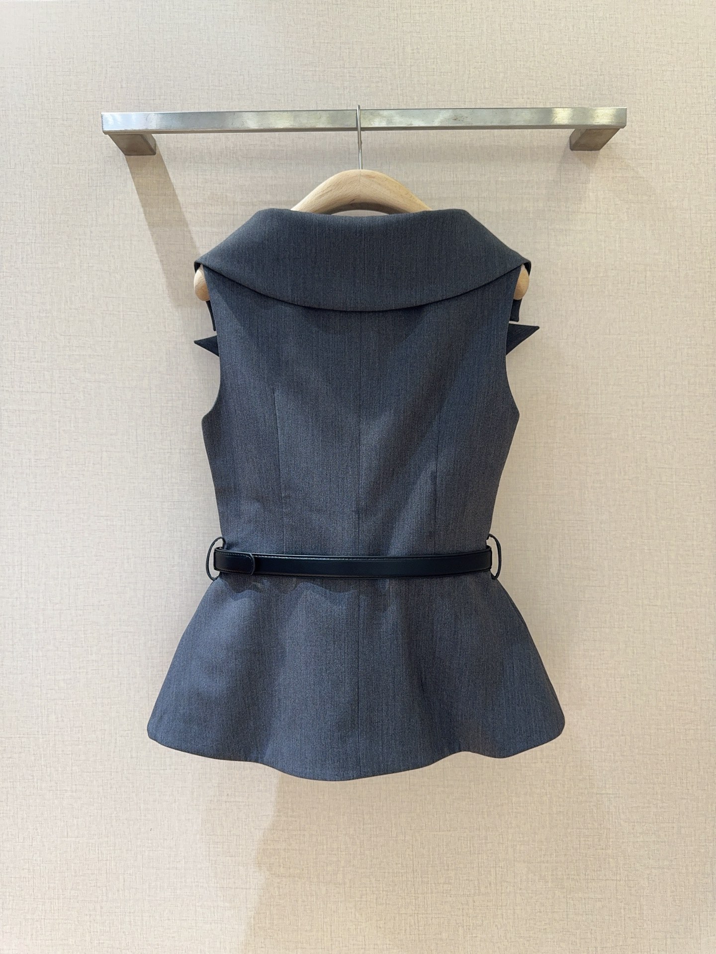 Innovative Single-Size Female Suit with Vest-Like Design and Double Buttons - 图片 4