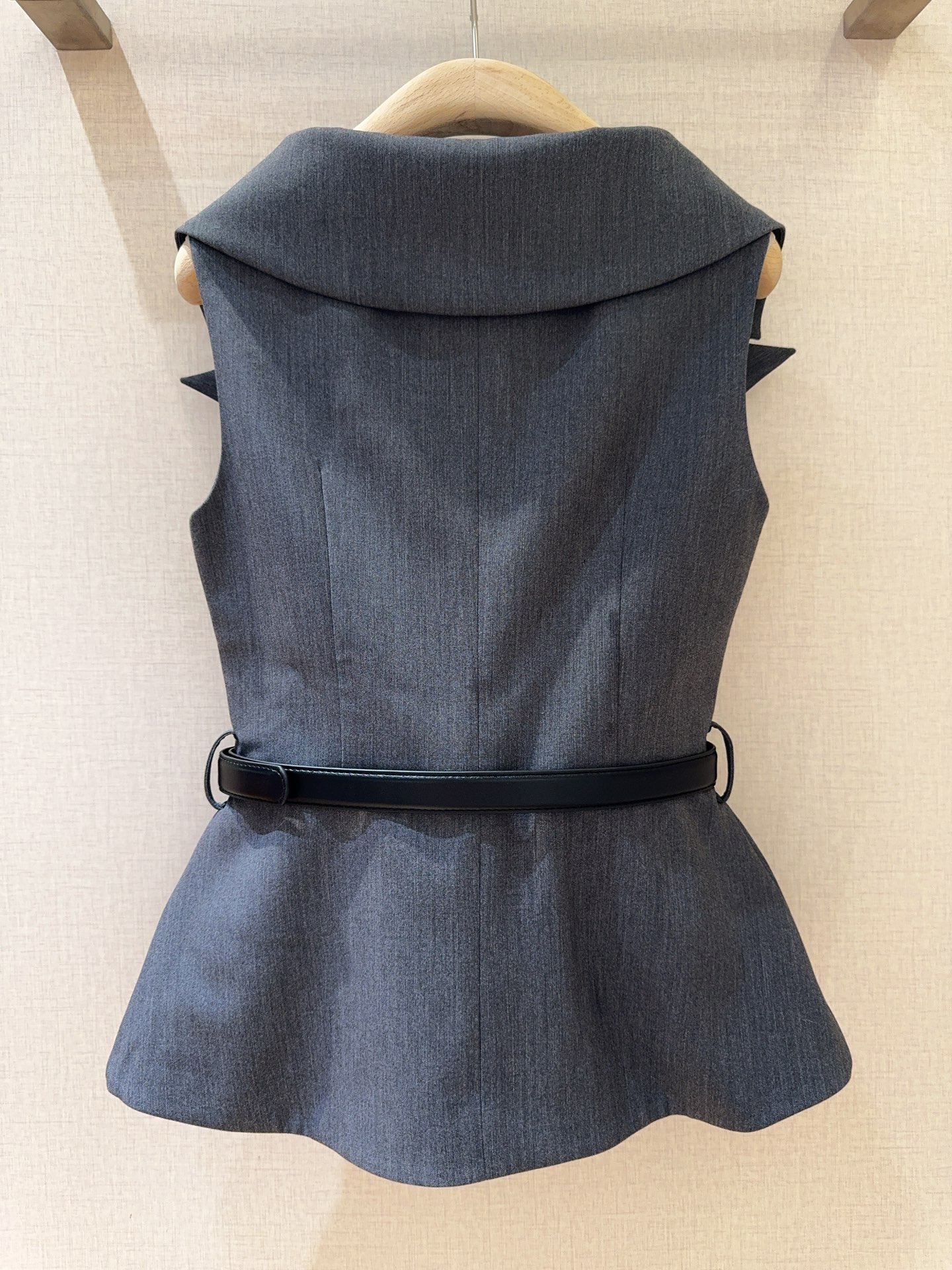Innovative Single-Size Female Suit with Vest-Like Design and Double Buttons - 图片 6