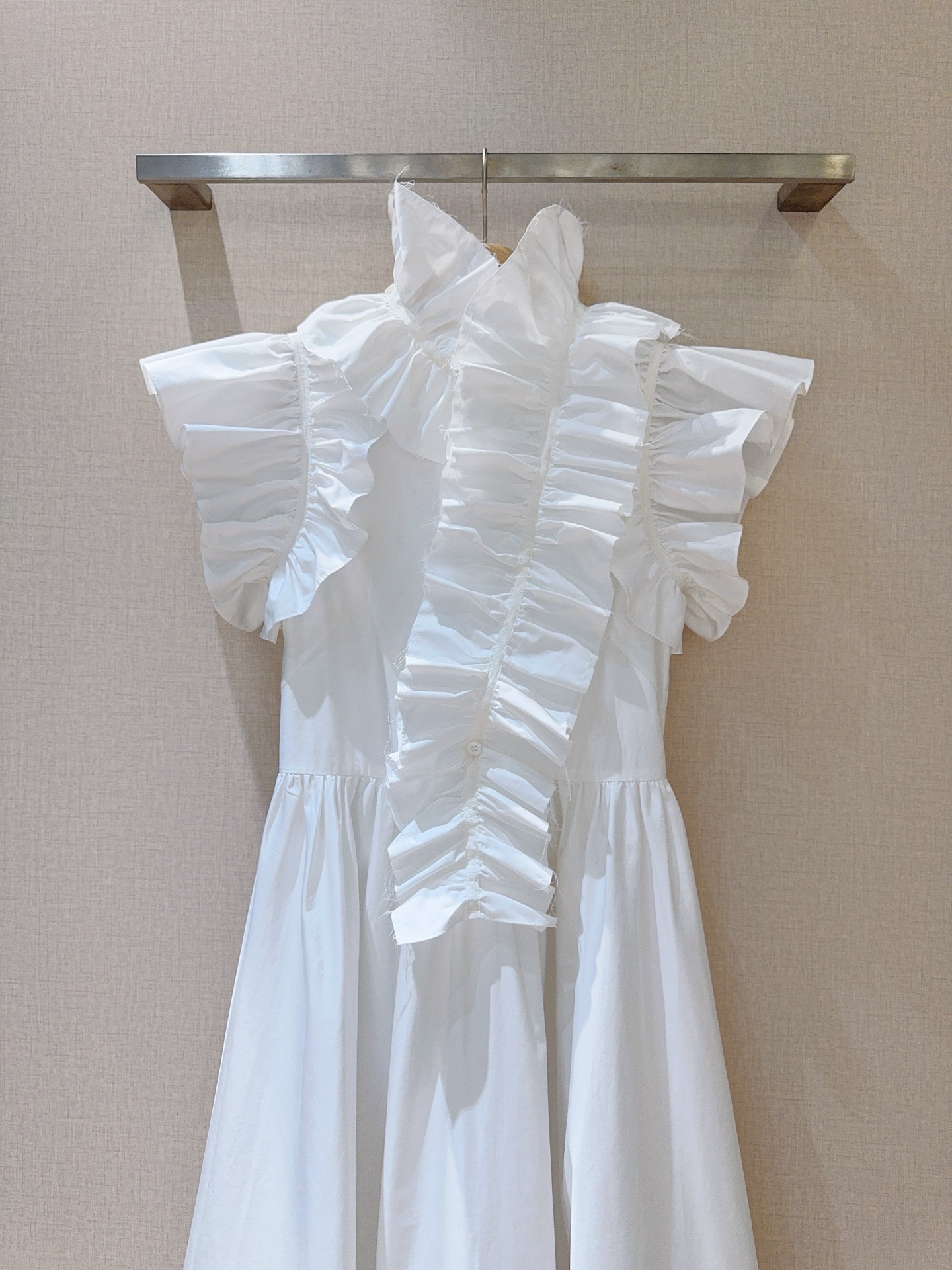 🆕D家新品推荐❤️❤️～～一袭净色长款连衣裙👗，精致的荷叶边装饰，领口与肩袖处，荷叶边似柔波轻漾，设计增