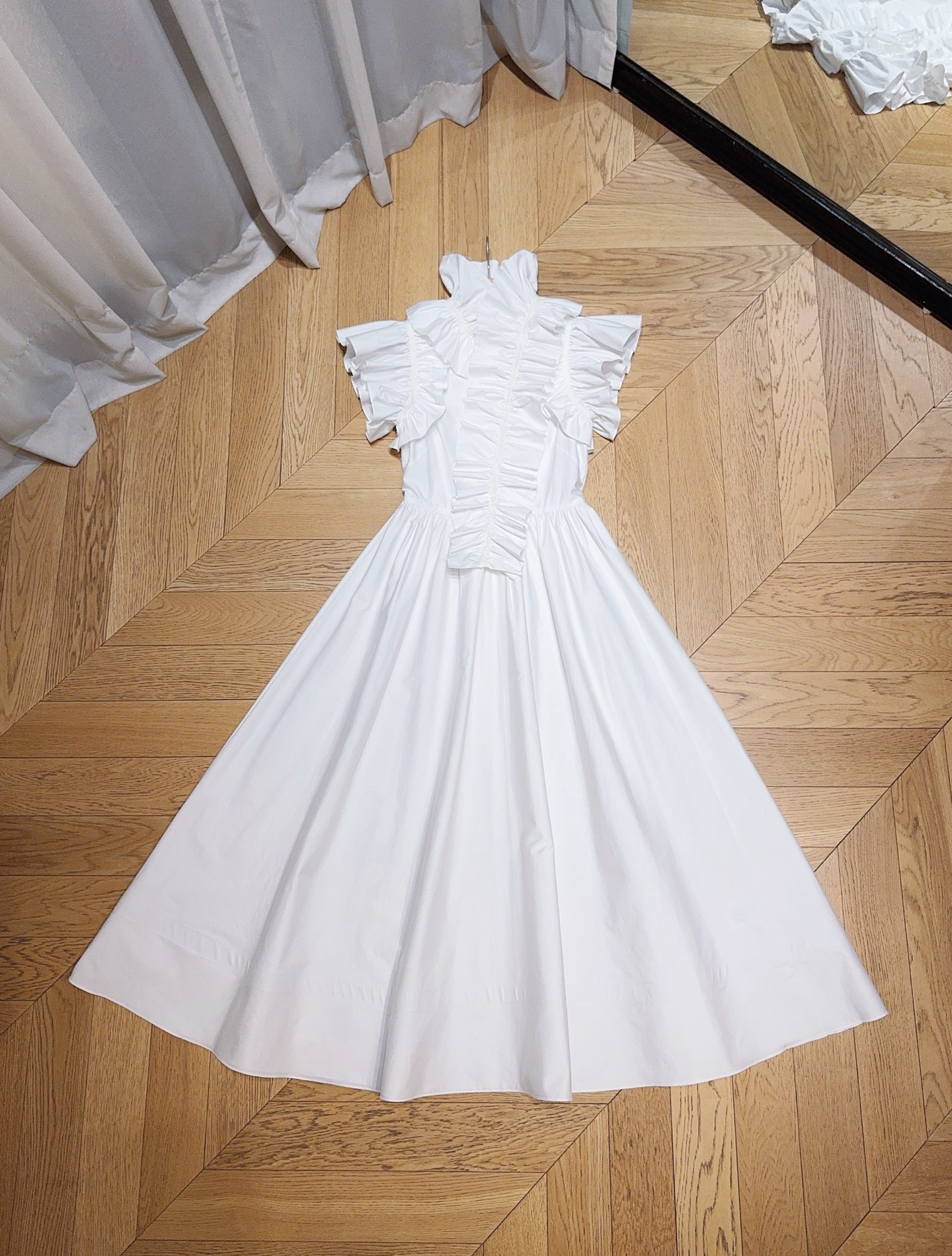 🆕D家新品推荐❤️❤️～～一袭净色长款连衣裙👗，精致的荷叶边装饰，领口与肩袖处，荷叶边似柔波轻漾，设计增