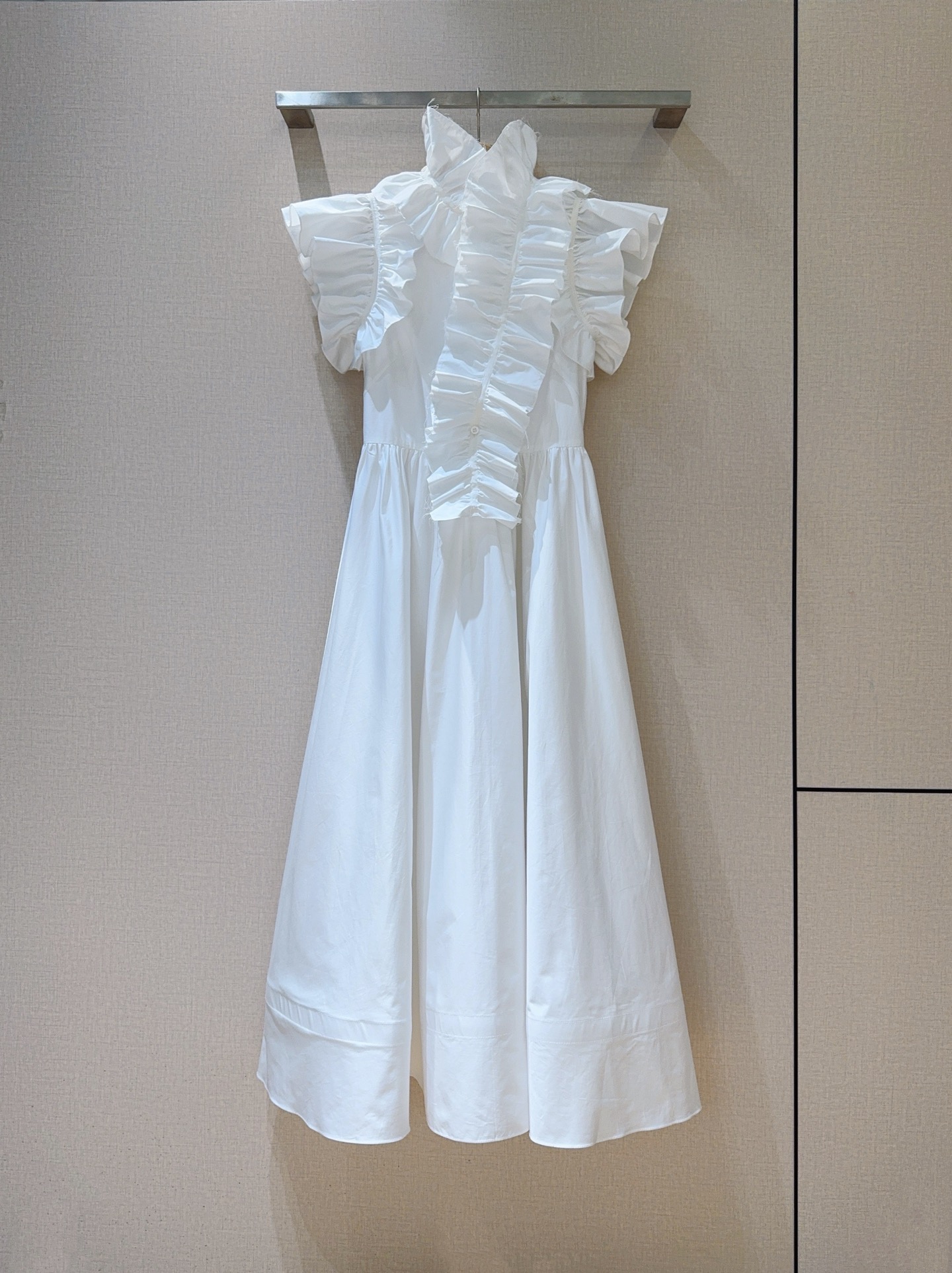 🆕D家新品推荐❤️❤️～～一袭净色长款连衣裙👗，精致的荷叶边装饰，领口与肩袖处，荷叶边似柔波轻漾，设计增