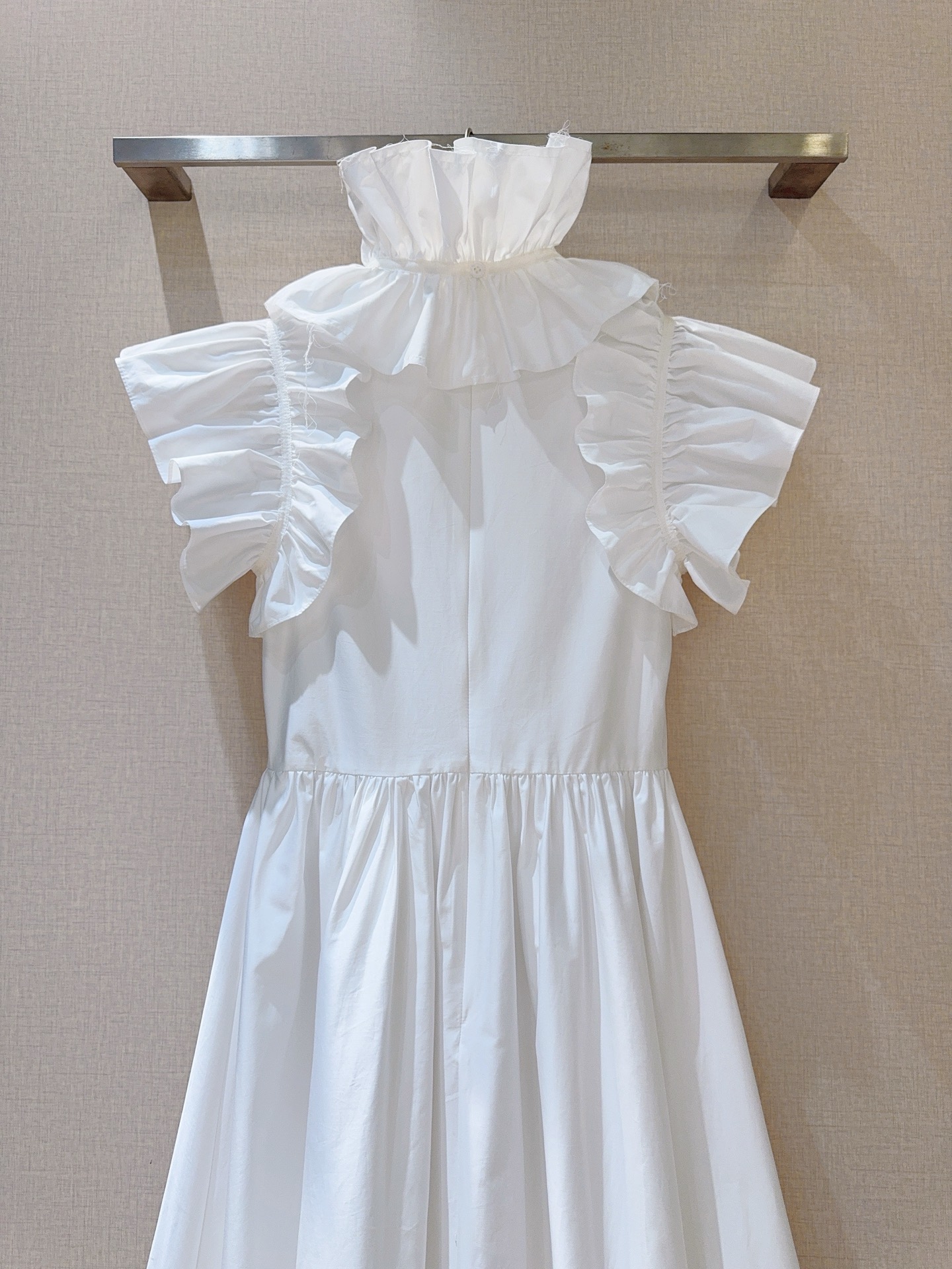 🆕D家新品推荐❤️❤️～～一袭净色长款连衣裙👗，精致的荷叶边装饰，领口与肩袖处，荷叶边似柔波轻漾，设计增