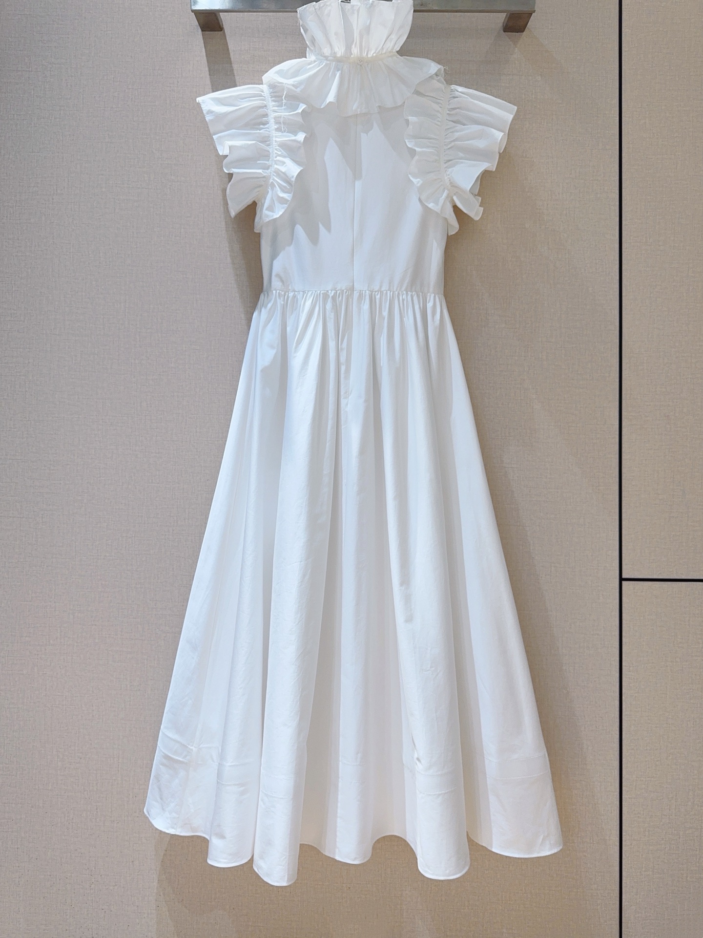 🆕D家新品推荐❤️❤️～～一袭净色长款连衣裙👗，精致的荷叶边装饰，领口与肩袖处，荷叶边似柔波轻漾，设计增