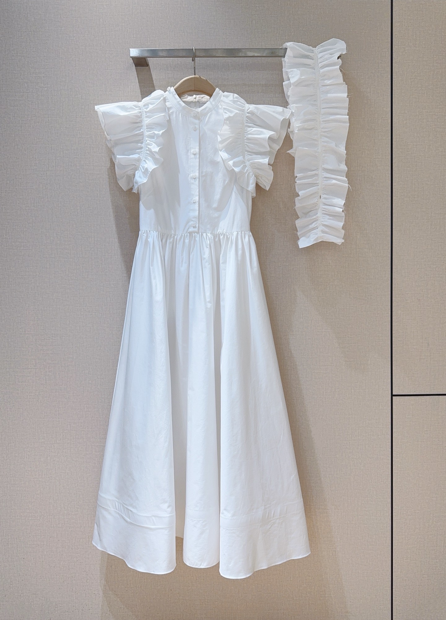 🆕D家新品推荐❤️❤️～～一袭净色长款连衣裙👗，精致的荷叶边装饰，领口与肩袖处，荷叶边似柔波轻漾，设计增