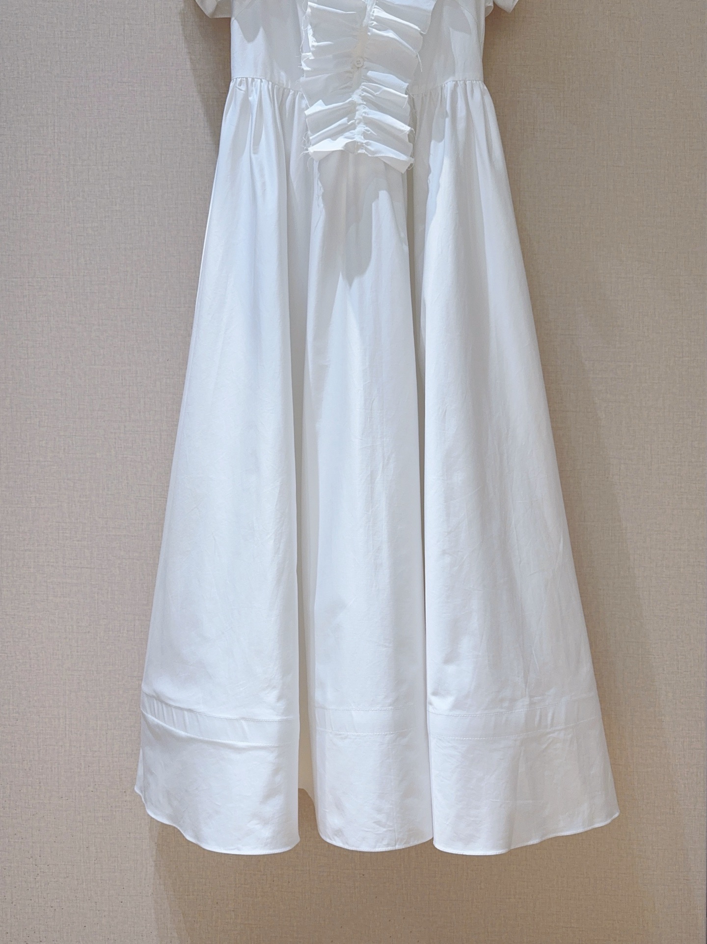 🆕D家新品推荐❤️❤️～～一袭净色长款连衣裙👗，精致的荷叶边装饰，领口与肩袖处，荷叶边似柔波轻漾，设计增