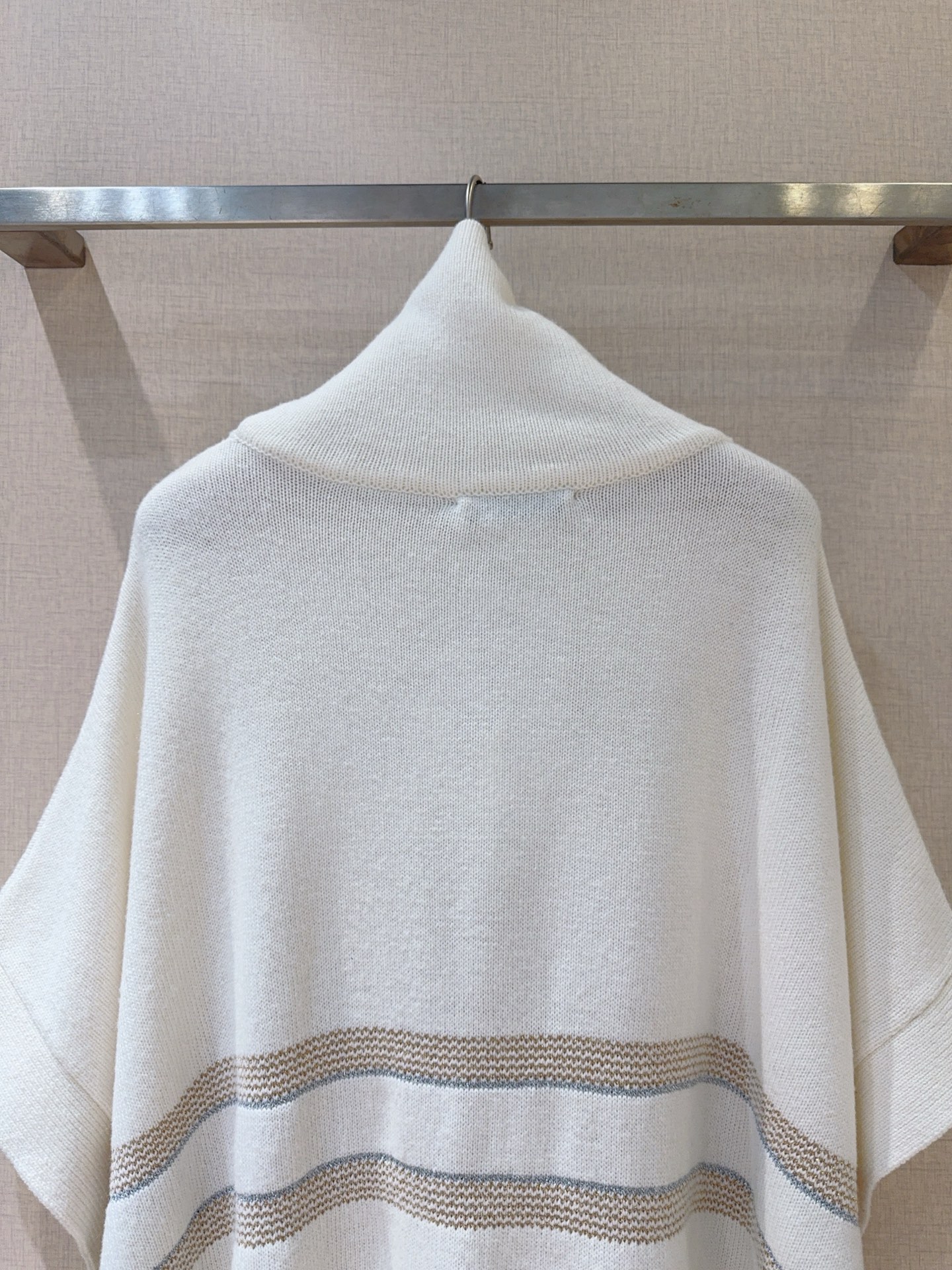 D家秋冬新品[爱心]🆕……采用高领设计，蝙蝠袖版型，袖口有翻折细节，整体风格休闲且具设计感。针织纹理厚实