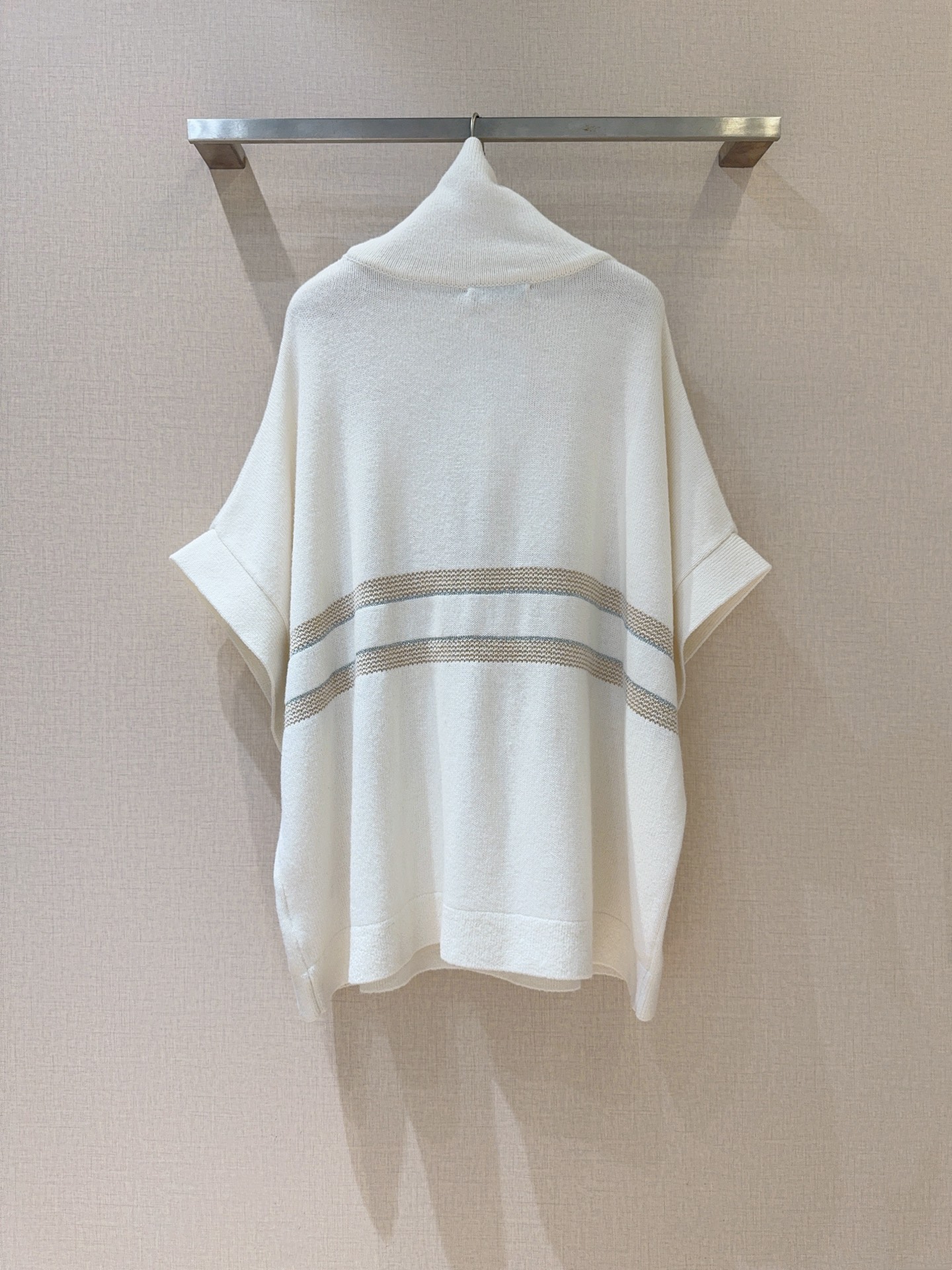 D家秋冬新品[爱心]🆕……采用高领设计，蝙蝠袖版型，袖口有翻折细节，整体风格休闲且具设计感。针织纹理厚实