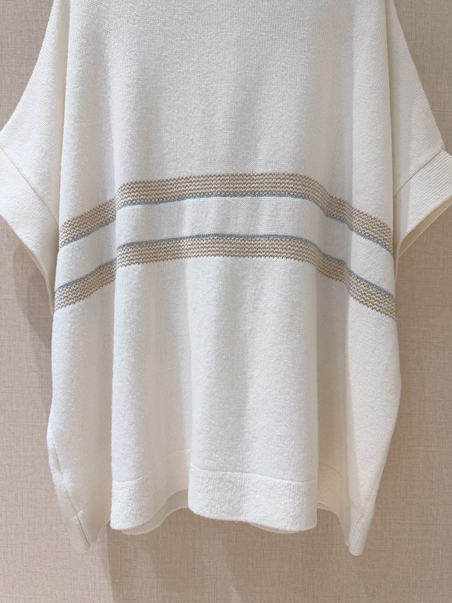 D家秋冬新品[爱心]🆕……采用高领设计，蝙蝠袖版型，袖口有翻折细节，整体风格休闲且具设计感。针织纹理厚实