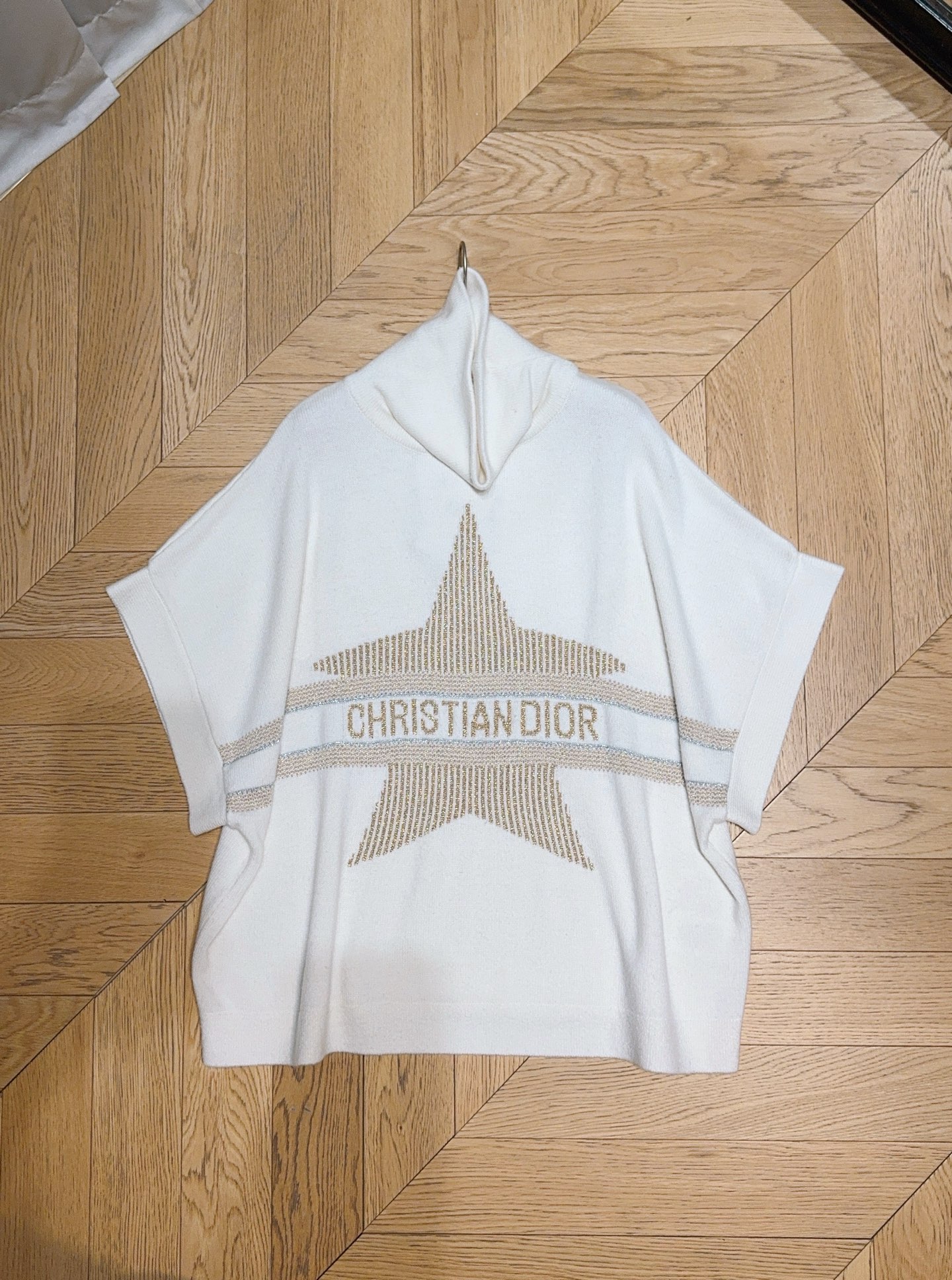 D家秋冬新品[爱心]🆕……采用高领设计，蝙蝠袖版型，袖口有翻折细节，整体风格休闲且具设计感。针织纹理厚实