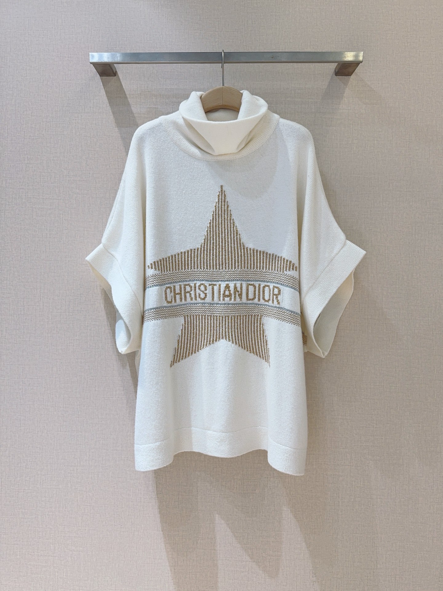 D家秋冬新品[爱心]🆕……采用高领设计，蝙蝠袖版型，袖口有翻折细节，整体风格休闲且具设计感。针织纹理厚实