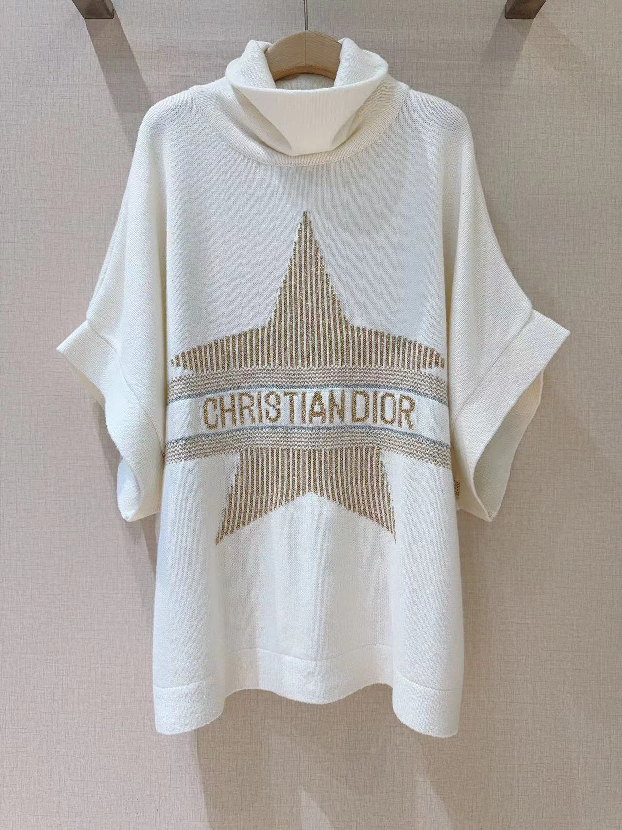 D家秋冬新品[爱心]🆕……采用高领设计，蝙蝠袖版型，袖口有翻折细节，整体风格休闲且具设计感。针织纹理厚实