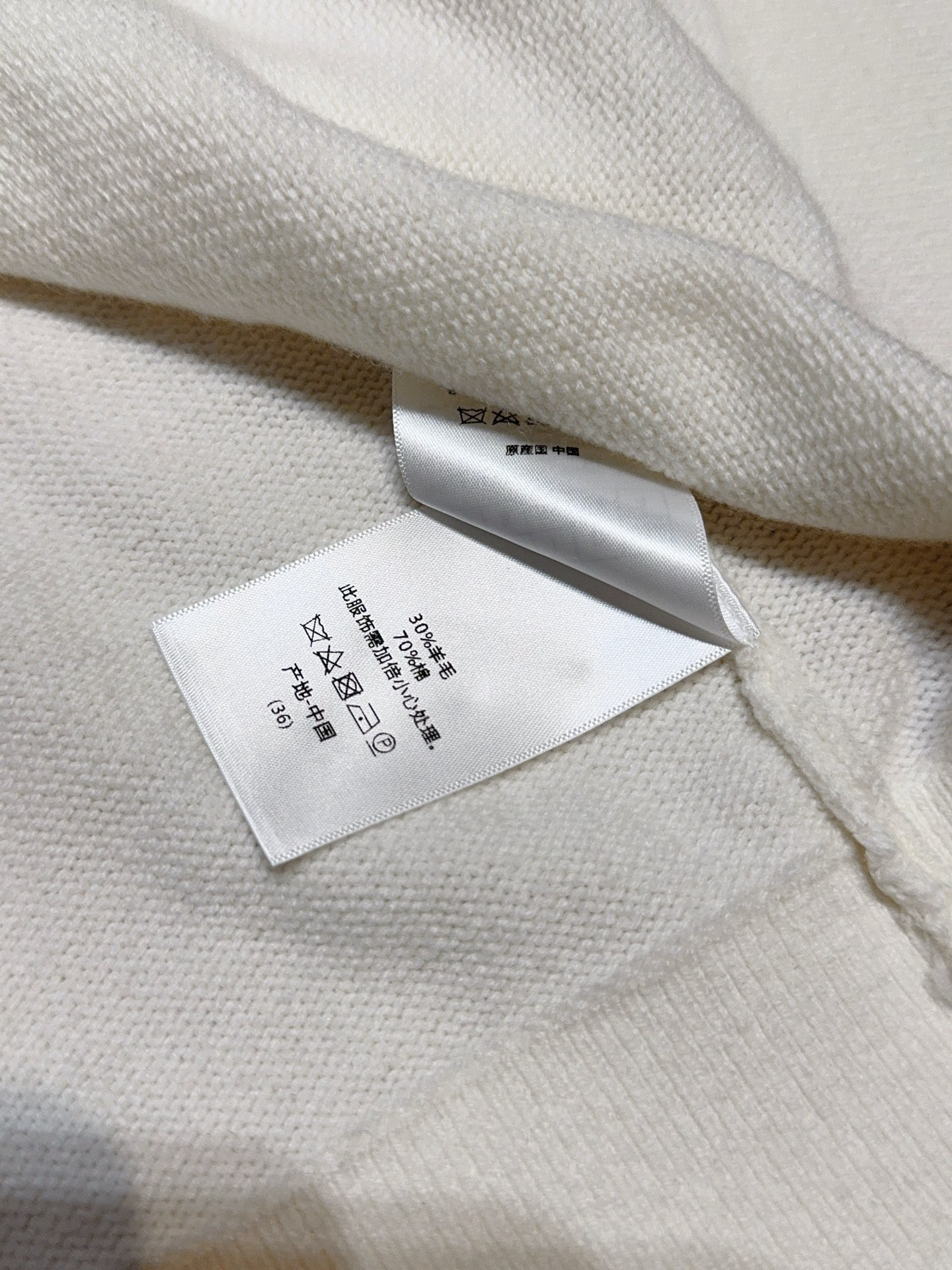 D家秋冬新品[爱心]🆕……采用高领设计，蝙蝠袖版型，袖口有翻折细节，整体风格休闲且具设计感。针织纹理厚实