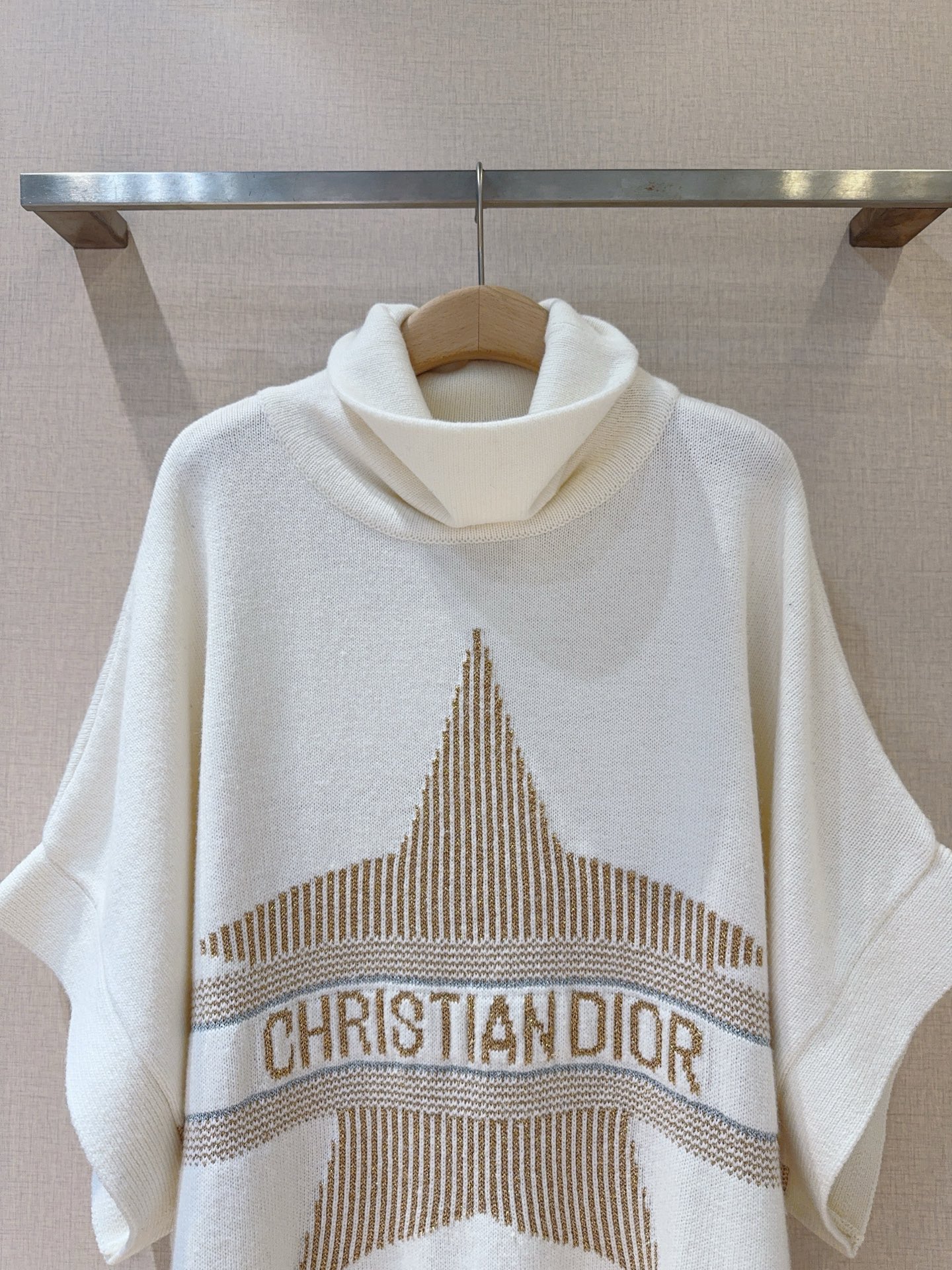 D家秋冬新品[爱心]🆕……采用高领设计，蝙蝠袖版型，袖口有翻折细节，整体风格休闲且具设计感。针织纹理厚实