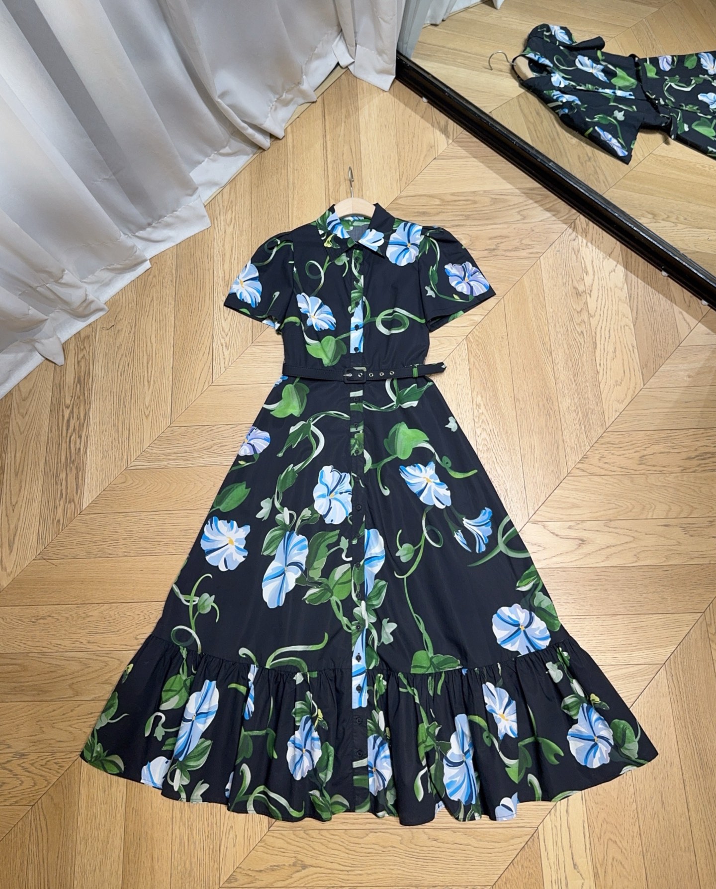 Leo&Lin新款推荐🆕❤️……花卉印花衬衫连衣裙👗，轻薄棉质面料，短袖➕翻领与前襟纽扣设计，兼具休闲与