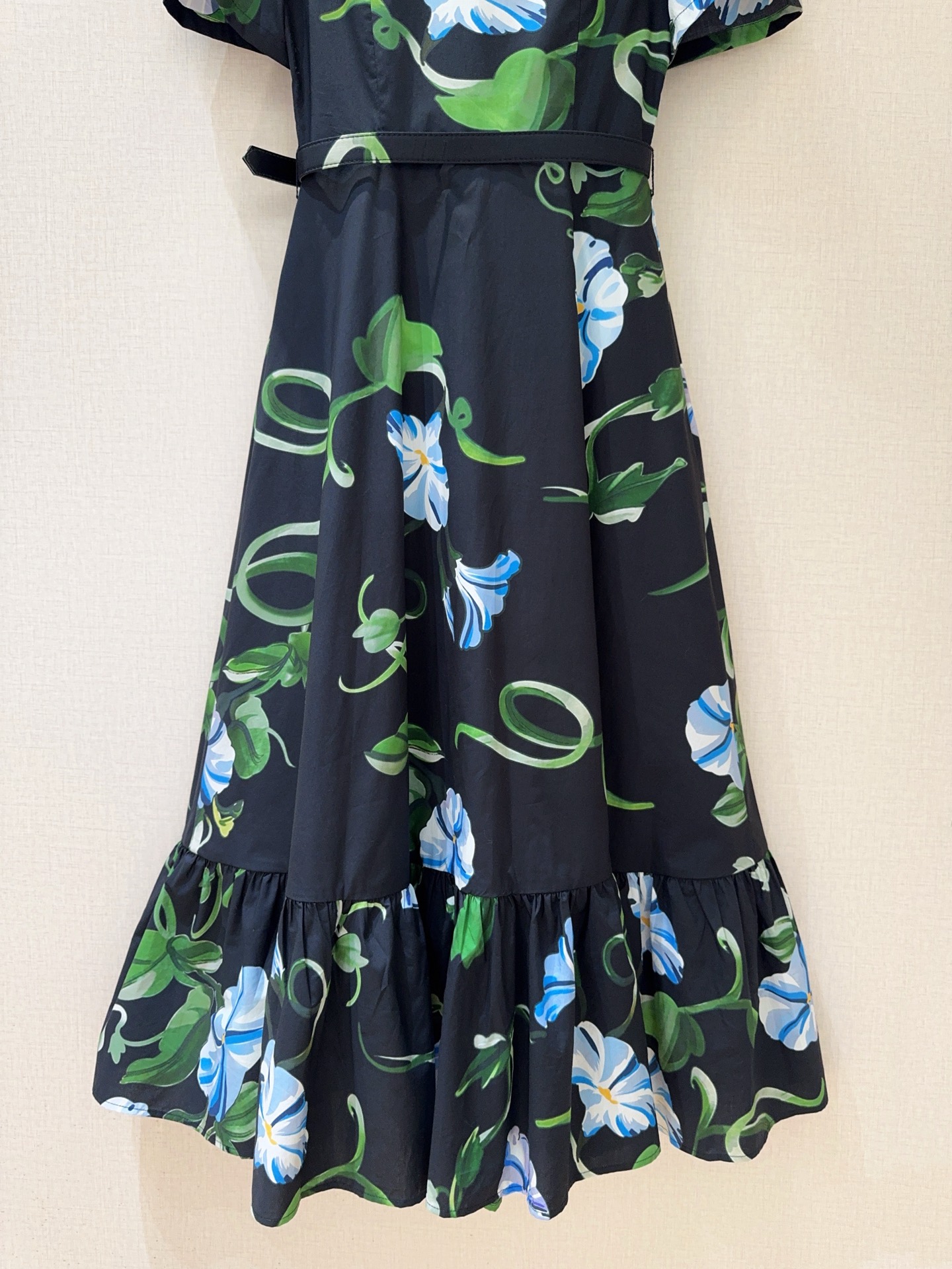 Leo&Lin新款推荐🆕❤️……花卉印花衬衫连衣裙👗，轻薄棉质面料，短袖➕翻领与前襟纽扣设计，兼具休闲与