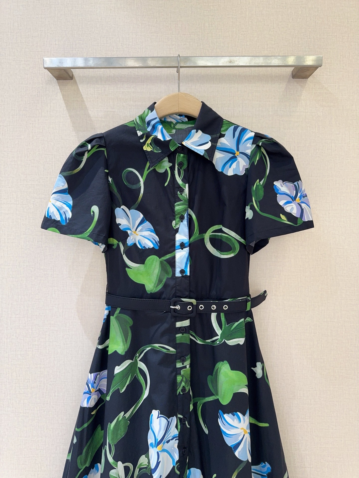 Leo&Lin新款推荐🆕❤️……花卉印花衬衫连衣裙👗，轻薄棉质面料，短袖➕翻领与前襟纽扣设计，兼具休闲与