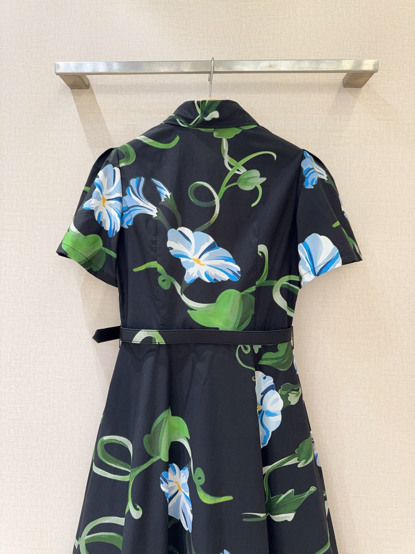 Leo&Lin新款推荐🆕❤️……花卉印花衬衫连衣裙👗，轻薄棉质面料，短袖➕翻领与前襟纽扣设计，兼具休闲与