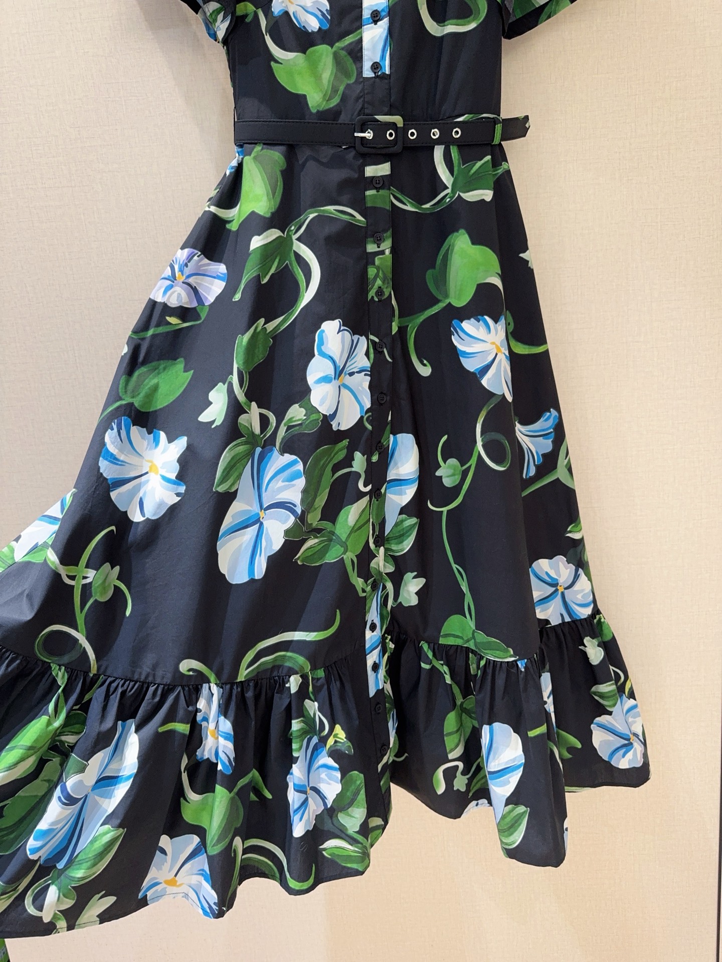 Leo&Lin新款推荐🆕❤️……花卉印花衬衫连衣裙👗，轻薄棉质面料，短袖➕翻领与前襟纽扣设计，兼具休闲与