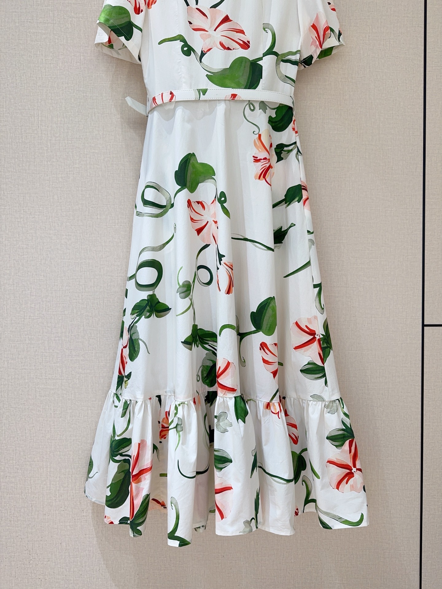 Leo&Lin新款推荐🆕❤️……花卉印花衬衫连衣裙👗，轻薄棉质面料，短袖➕翻领与前襟纽扣设计，兼具休闲与