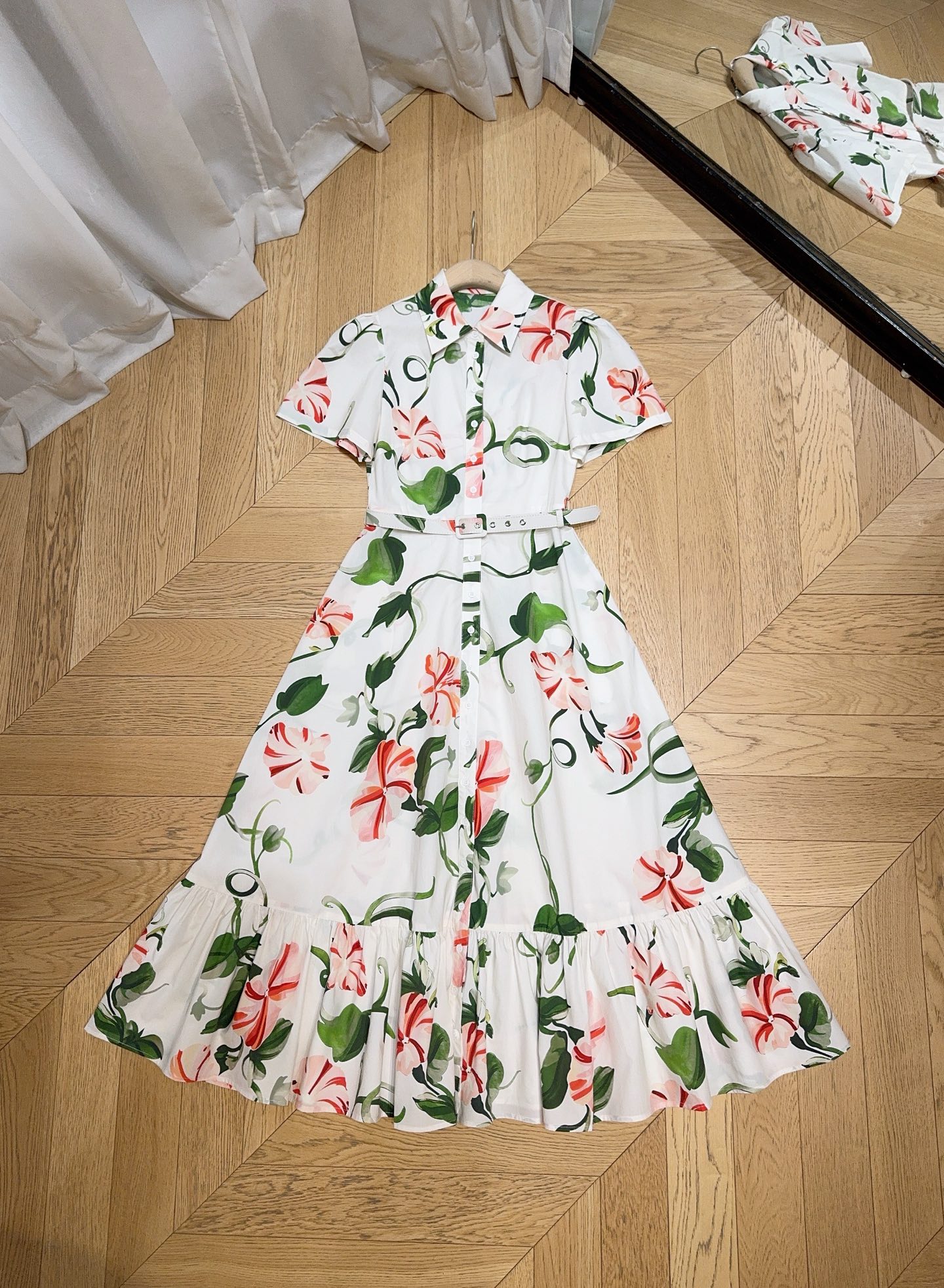 Leo&Lin新款推荐🆕❤️……花卉印花衬衫连衣裙👗，轻薄棉质面料，短袖➕翻领与前襟纽扣设计，兼具休闲与