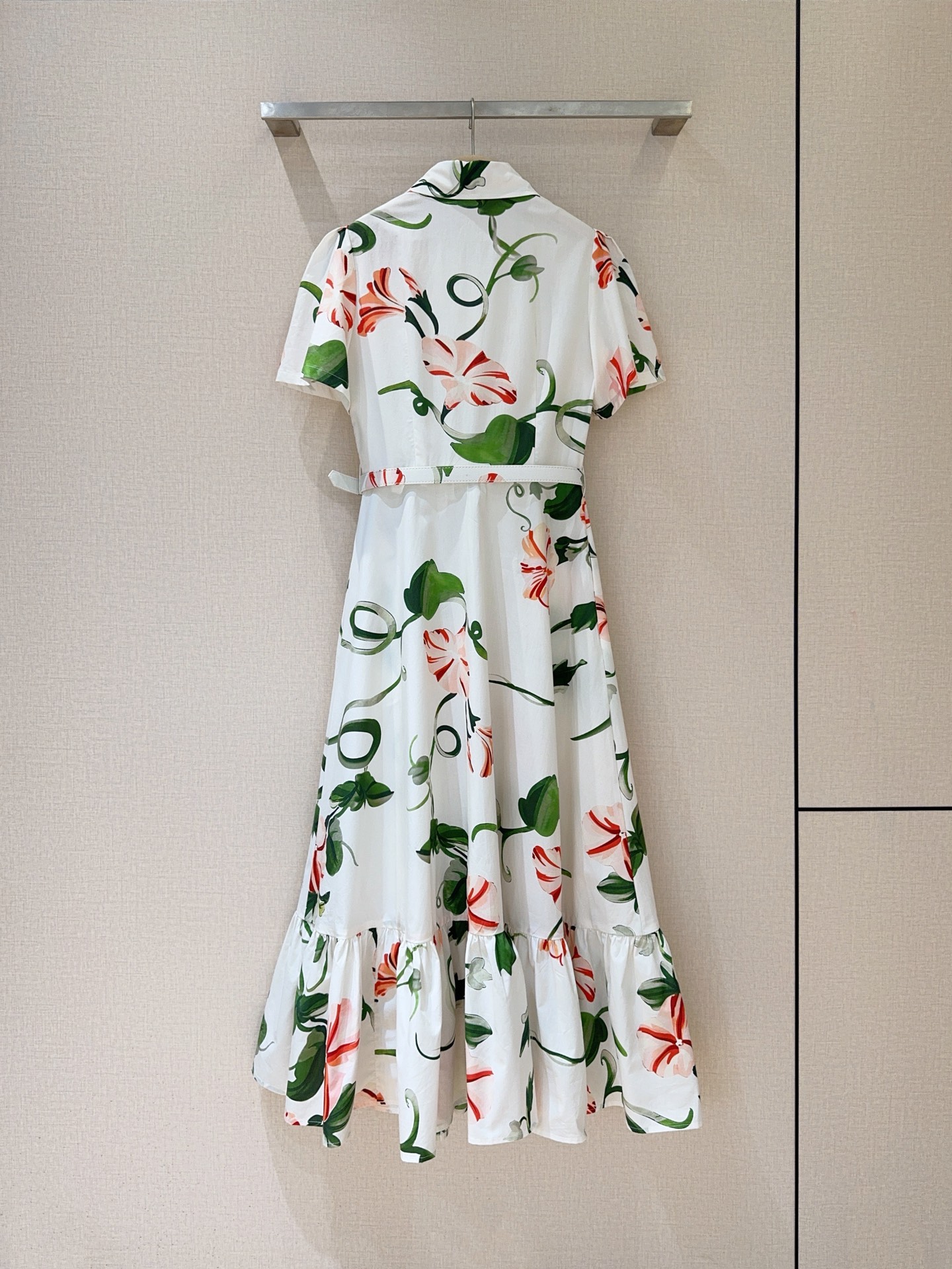 Leo&Lin新款推荐🆕❤️……花卉印花衬衫连衣裙👗，轻薄棉质面料，短袖➕翻领与前襟纽扣设计，兼具休闲与