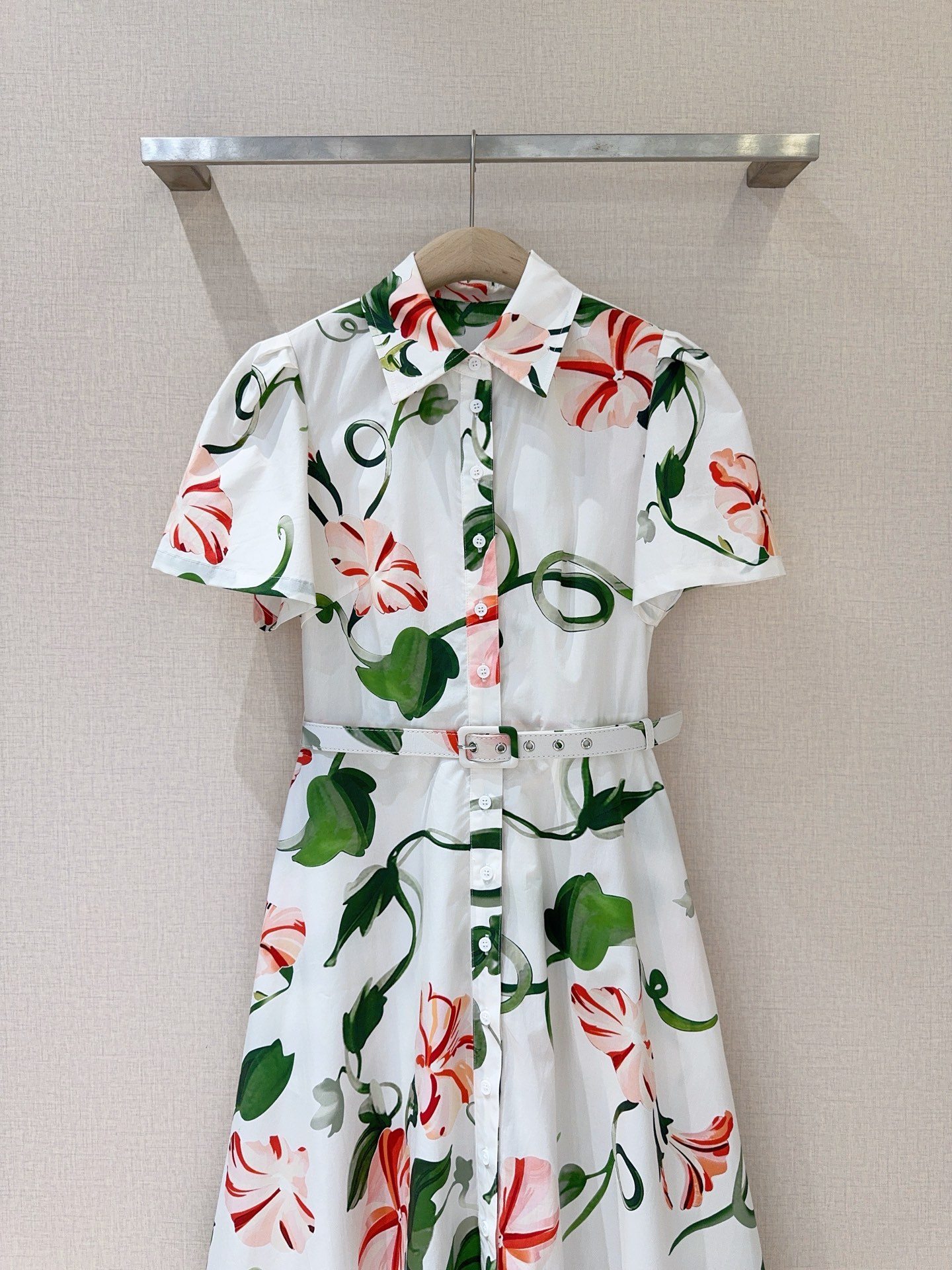 Leo&Lin新款推荐🆕❤️……花卉印花衬衫连衣裙👗，轻薄棉质面料，短袖➕翻领与前襟纽扣设计，兼具休闲与