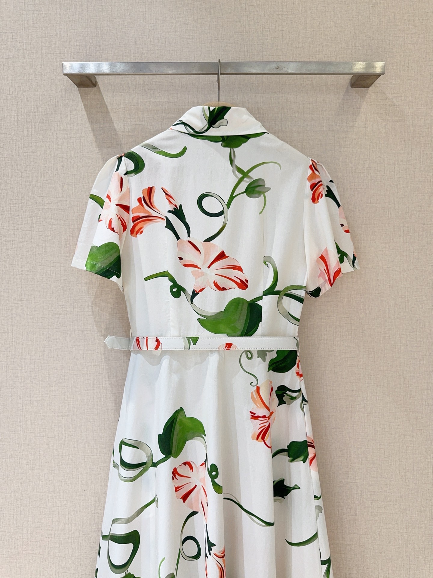 Leo&Lin新款推荐🆕❤️……花卉印花衬衫连衣裙👗，轻薄棉质面料，短袖➕翻领与前襟纽扣设计，兼具休闲与