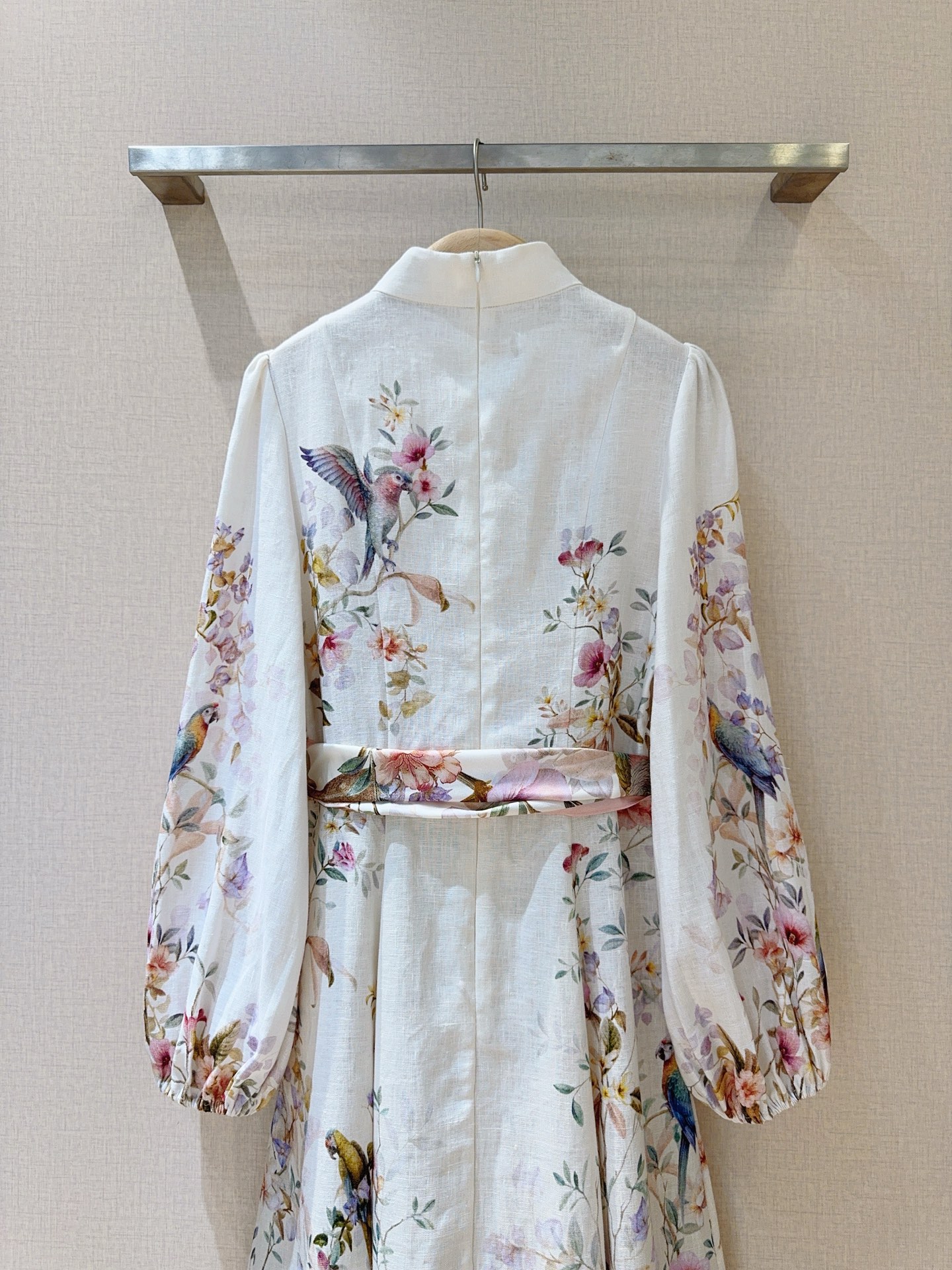 Z*I*M*M系扣中长款连衣裙👗奶油色花鸟印花图案中长款连衣裙👗选用亚麻面料制成，采用灯笼长袖设计，配松