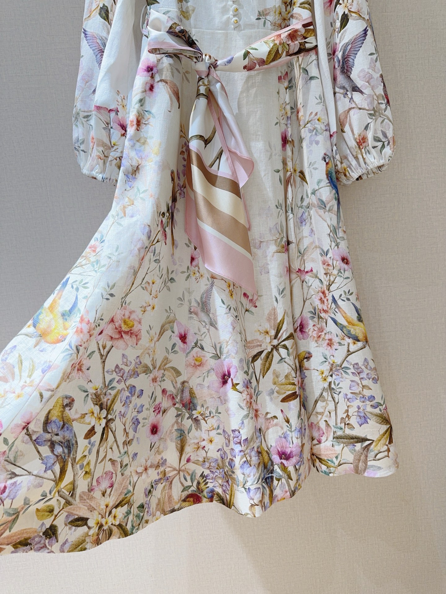Z*I*M*M系扣中长款连衣裙👗奶油色花鸟印花图案中长款连衣裙👗选用亚麻面料制成，采用灯笼长袖设计，配松