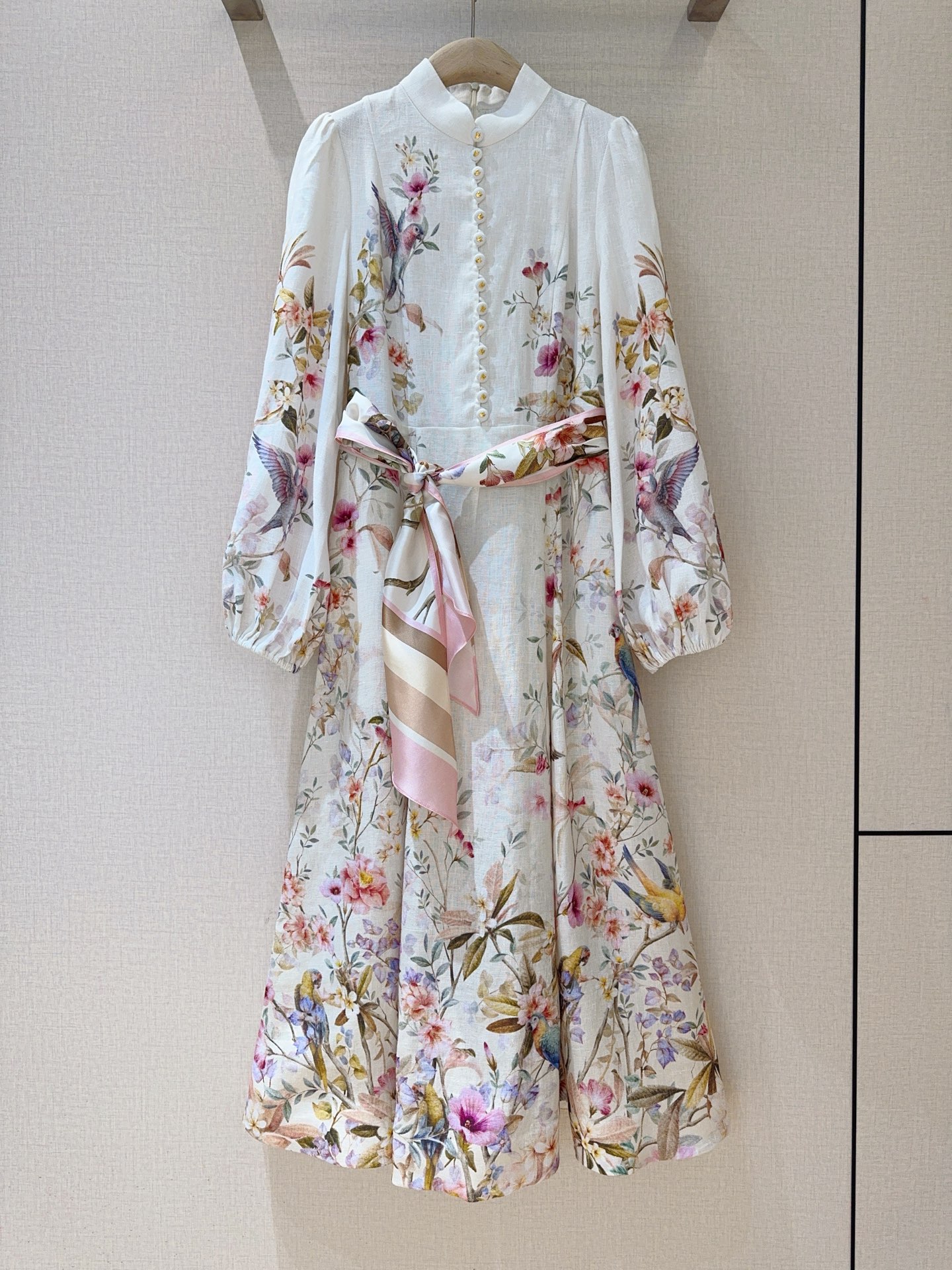 Z*I*M*M系扣中长款连衣裙👗奶油色花鸟印花图案中长款连衣裙👗选用亚麻面料制成，采用灯笼长袖设计，配松