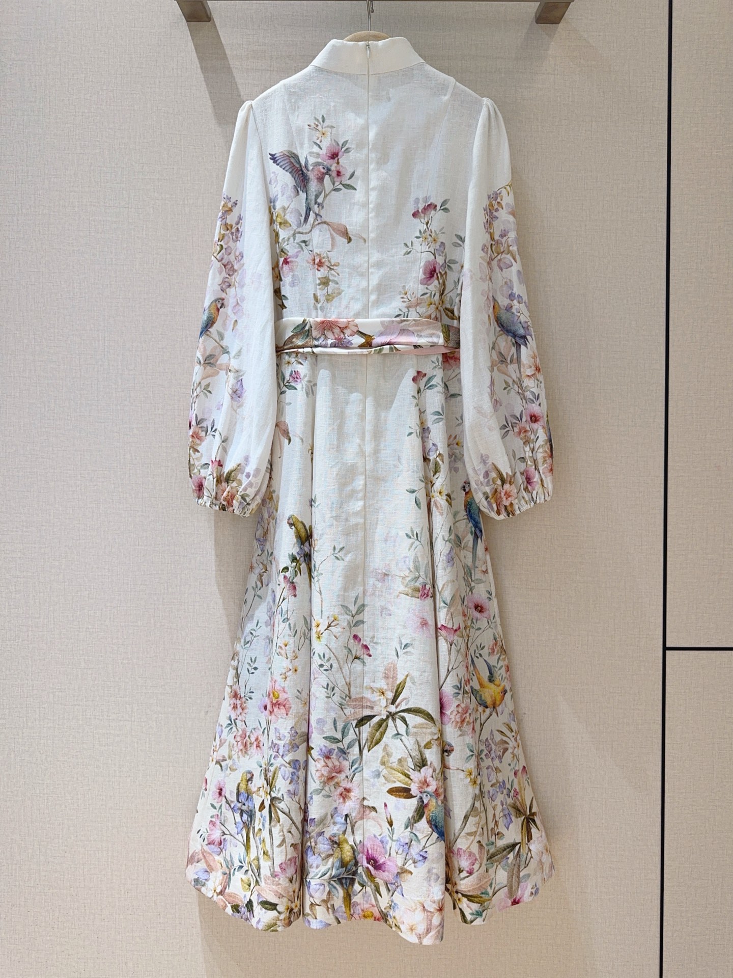 Z*I*M*M系扣中长款连衣裙👗奶油色花鸟印花图案中长款连衣裙👗选用亚麻面料制成，采用灯笼长袖设计，配松