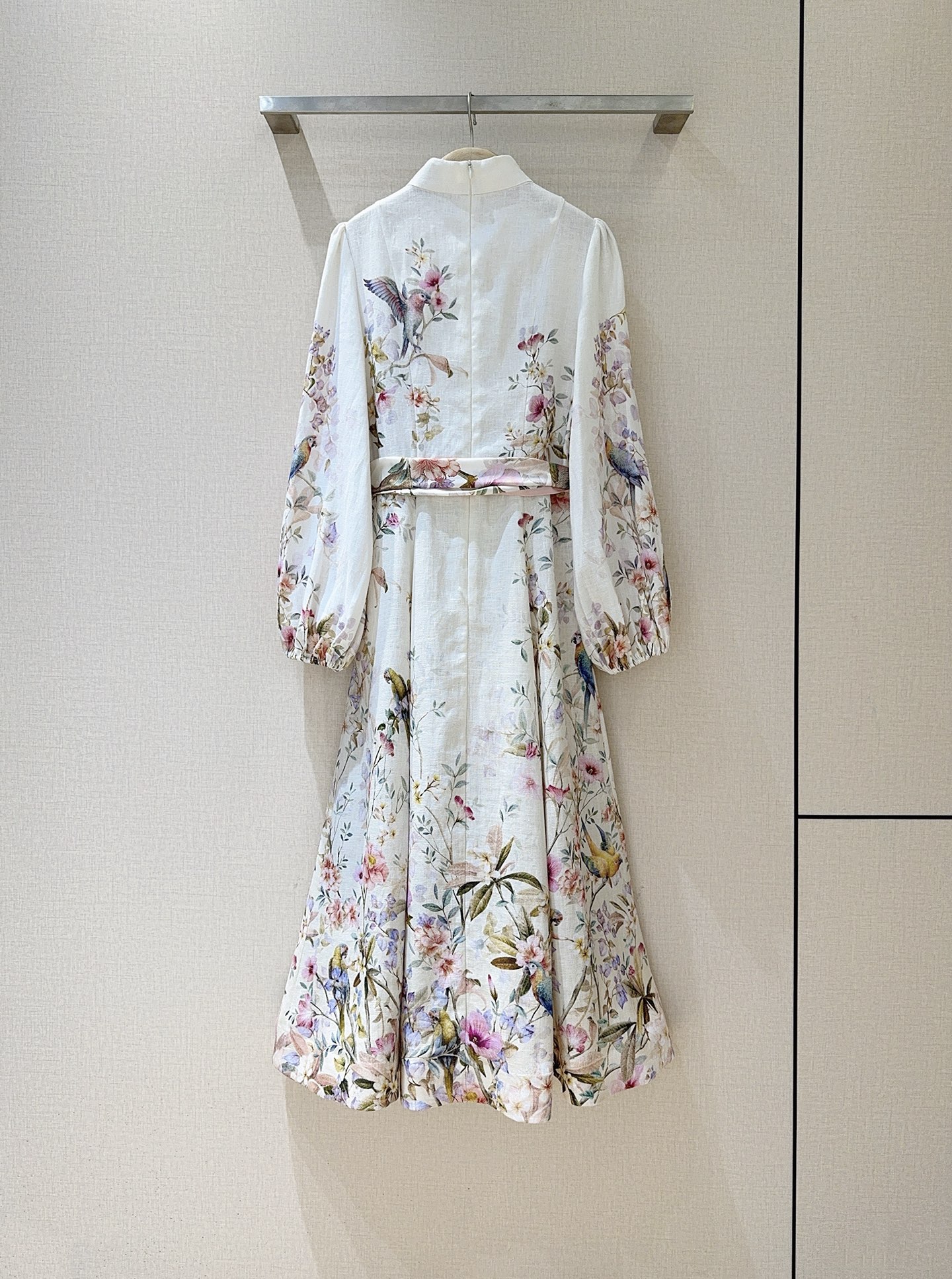 Z*I*M*M系扣中长款连衣裙👗奶油色花鸟印花图案中长款连衣裙👗选用亚麻面料制成，采用灯笼长袖设计，配松