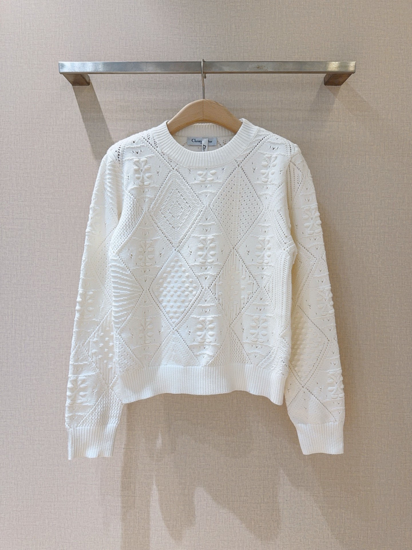 NO:637923,D's new three-dimensional crochet sweater is a soft and breathable knitted top with round neck design, cuffs and hem. It is warm and slim. Whether paired with jeans or a skirt, it can easily create an elegant and casual style. It is a must-have item in the autumn and winter wardrobe. Size: S, M, L, Dior-clothing, dior, dior, skirts, jeans, alexander wang19860909D家立体钩花针织衫新品 柔软透气针织上衣,圆领设计,袖口和下摆收口,保暖又修身,不管搭配牛仔裤还是半裙,都能轻松打造优雅休闲风,是秋冬衣柜里的必备品喔 码数:S,M,L,,迪奥-服装,dior,dior,skirts,jeans,alexander wang,Women's clothing