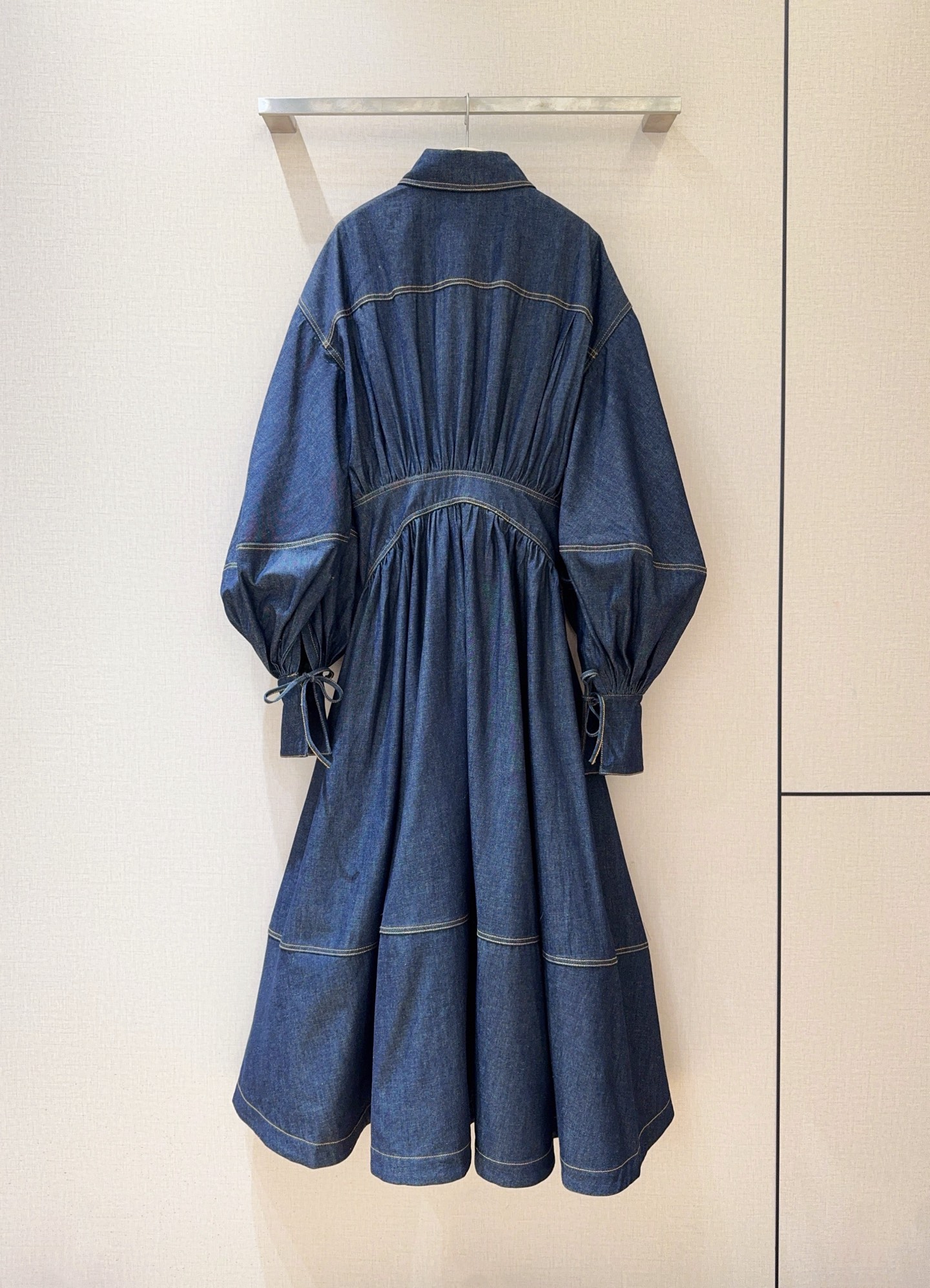 Z*I*M*M系扣连衣裙👗🆕……复古牛仔衬衫连衣裙👗，搭配翻领与前襟纽扣设计；长袖泡泡袖设计，腰布有绑带