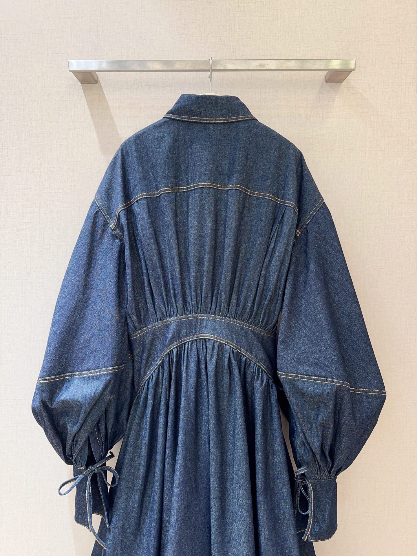 Z*I*M*M系扣连衣裙👗🆕……复古牛仔衬衫连衣裙👗，搭配翻领与前襟纽扣设计；长袖泡泡袖设计，腰布有绑带