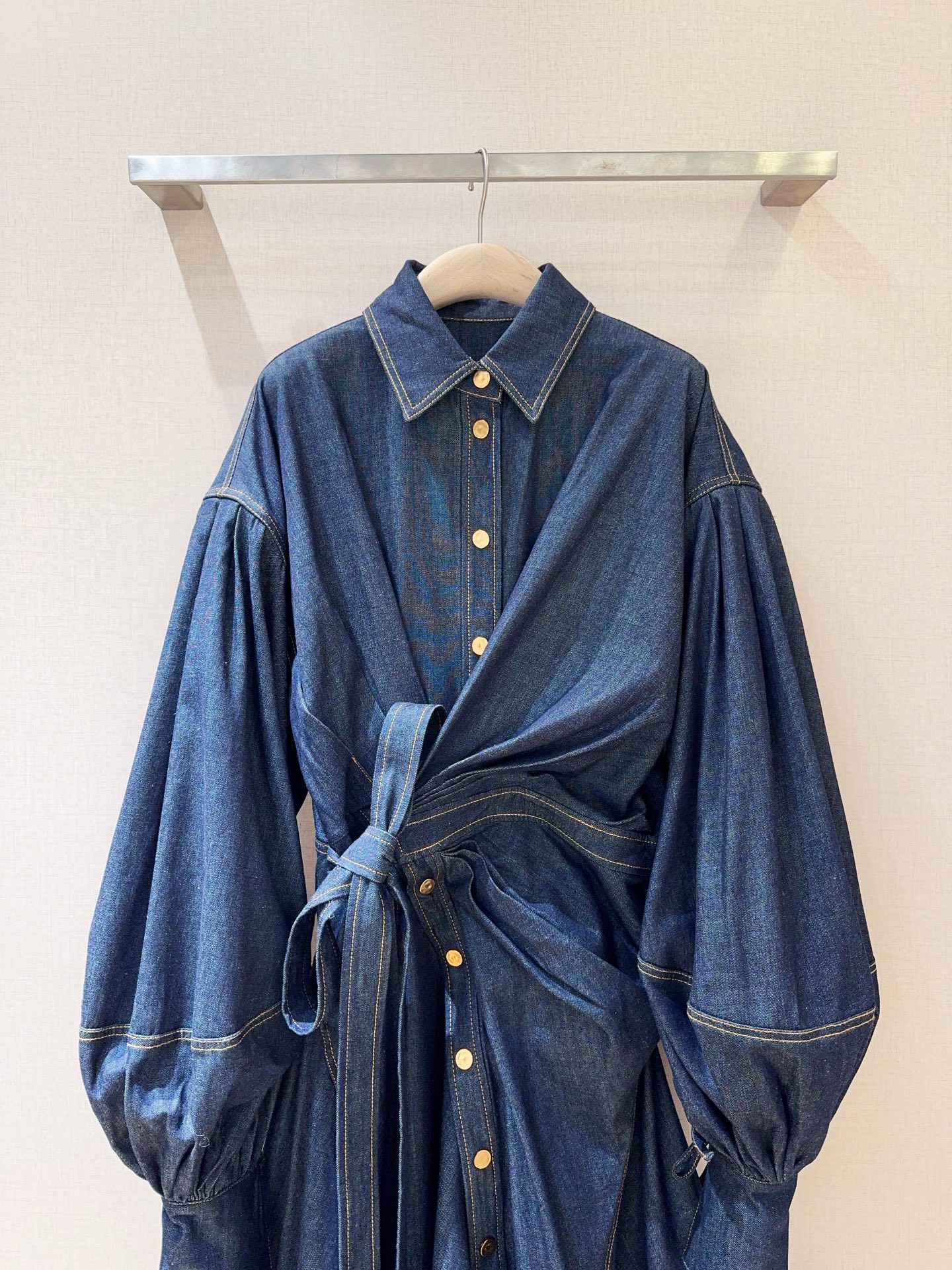 Z*I*M*M系扣连衣裙👗🆕……复古牛仔衬衫连衣裙👗，搭配翻领与前襟纽扣设计；长袖泡泡袖设计，腰布有绑带