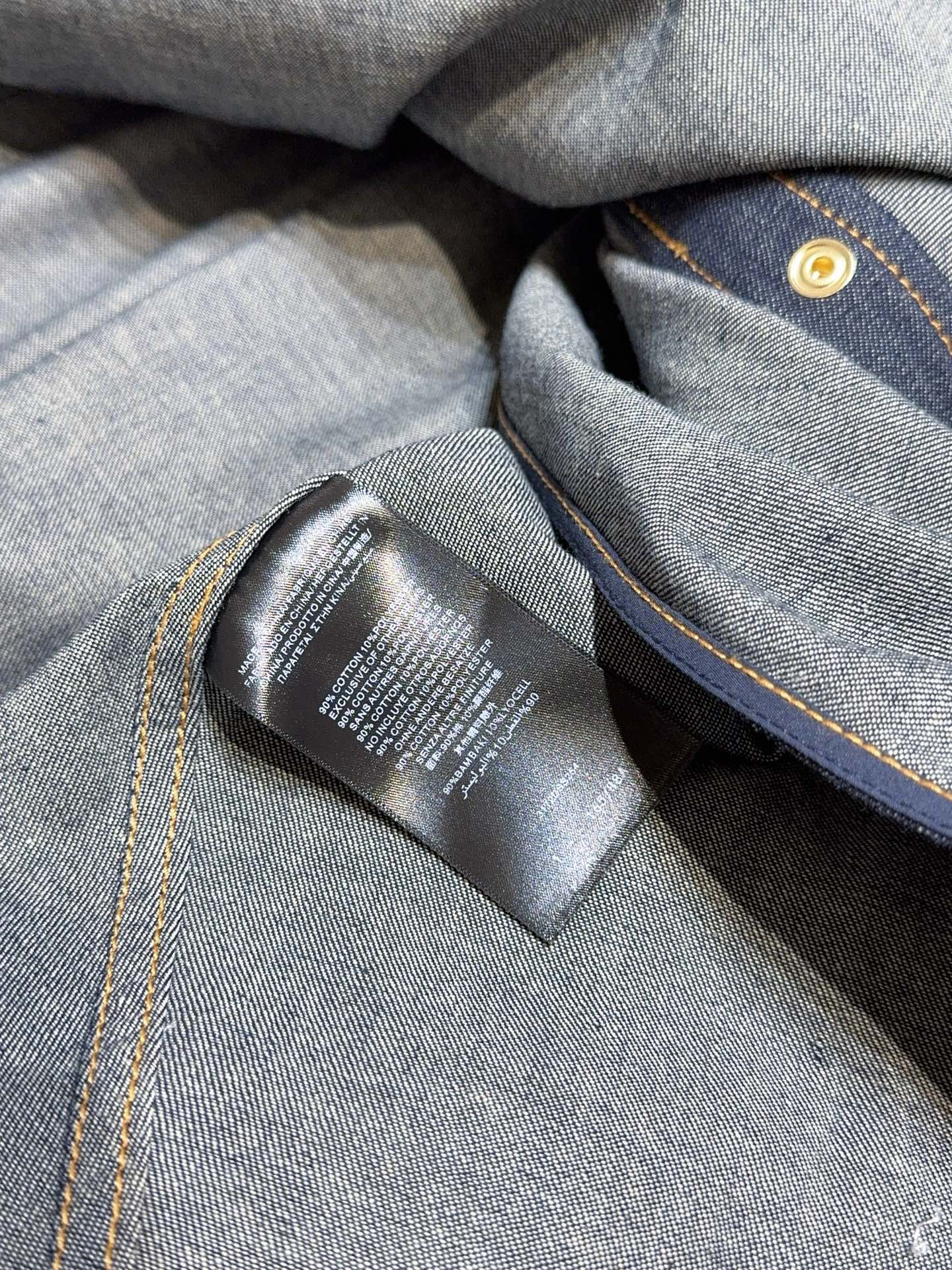 Z*I*M*M系扣连衣裙👗🆕……复古牛仔衬衫连衣裙👗，搭配翻领与前襟纽扣设计；长袖泡泡袖设计，腰布有绑带