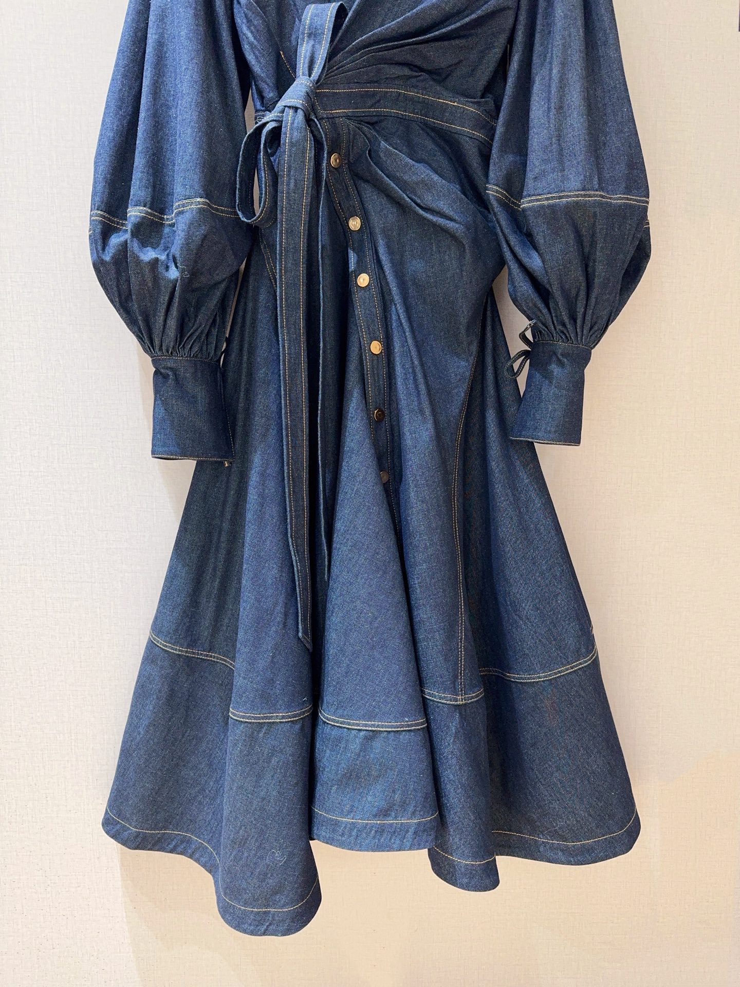 Z*I*M*M系扣连衣裙👗🆕……复古牛仔衬衫连衣裙👗，搭配翻领与前襟纽扣设计；长袖泡泡袖设计，腰布有绑带