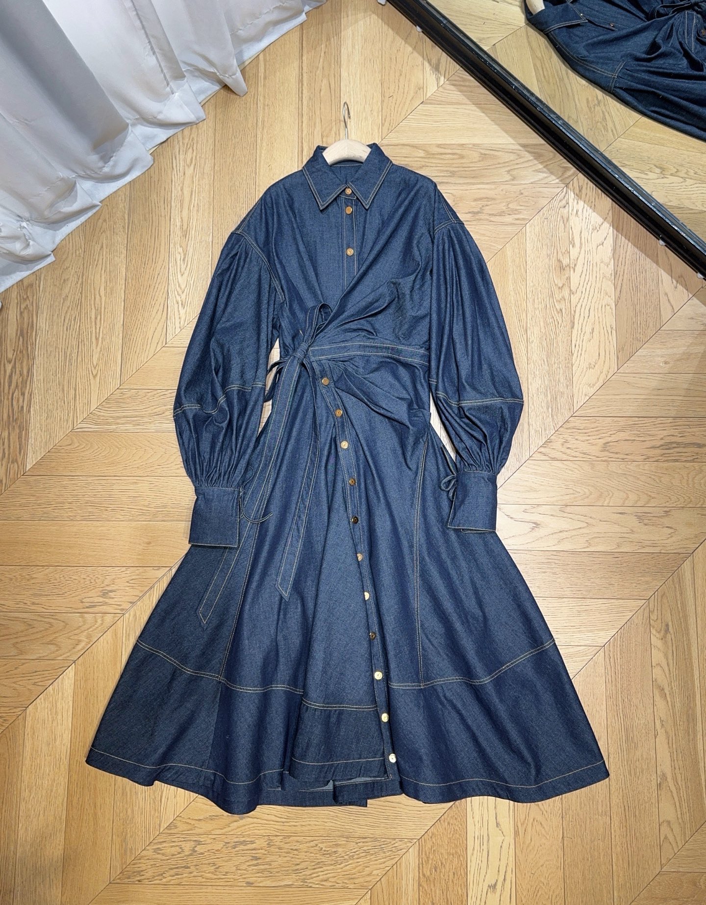 Z*I*M*M系扣连衣裙👗🆕……复古牛仔衬衫连衣裙👗，搭配翻领与前襟纽扣设计；长袖泡泡袖设计，腰布有绑带