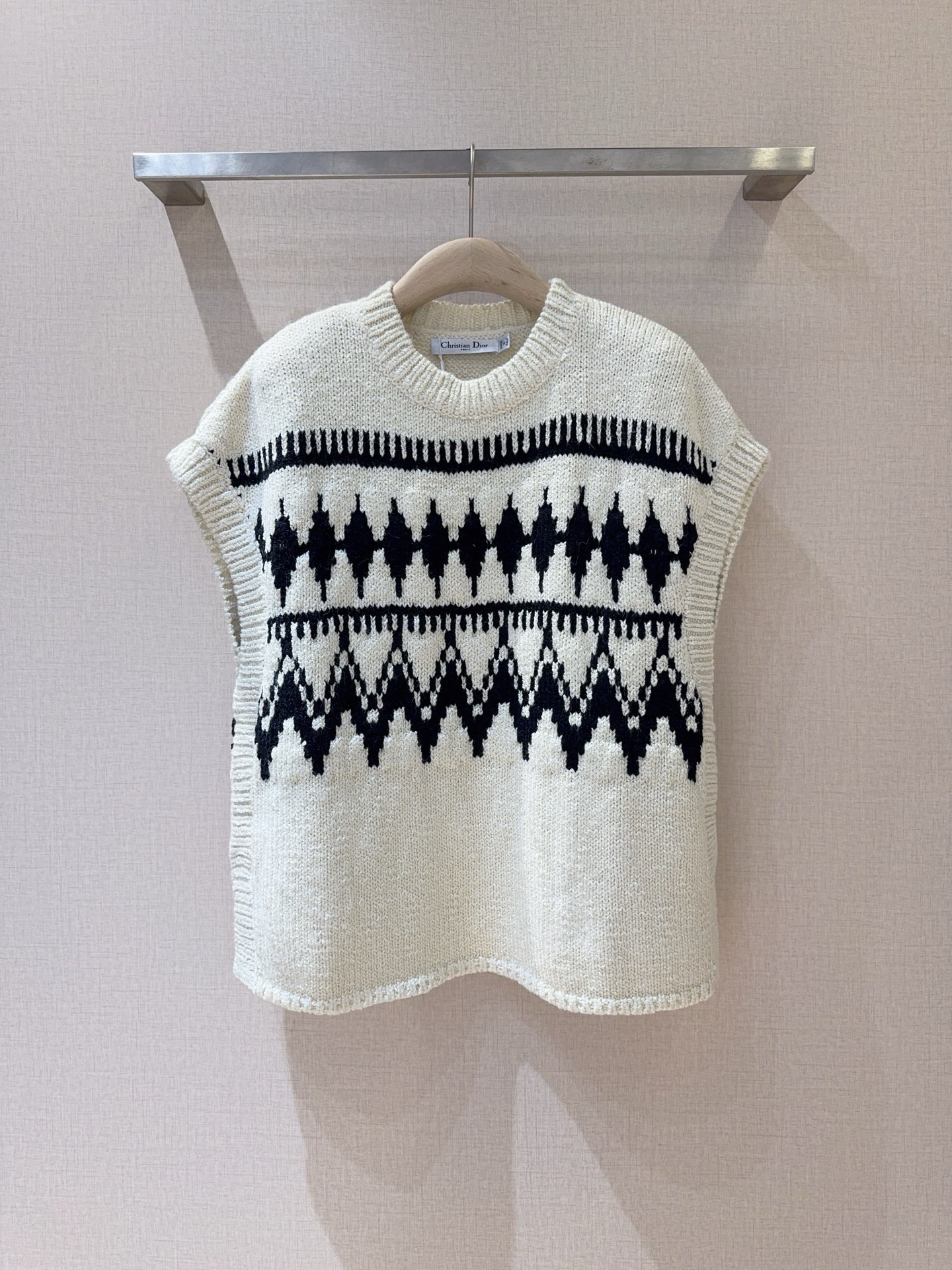 NO:637921,Recommended new style of knitted sleeveless vest for autumn and winter... Round neck design, slightly slit arc at the hem, loose and casual fit, soft and warm, can be matched with blouses, T-shirts, all are OK, size SML, Dior-clothing, dior, tees, t-shirt, alexander wang19860909秋冬款针织无袖马甲新款推荐…… 圆领设计,下摆呈微开叉弧形,版型宽松休闲,柔软又保暖,可搭配寸衫,T恤,都很OK 码数SML,,迪奥-服装,dior,tees，t-shirt,alexander wang,Women's clothing