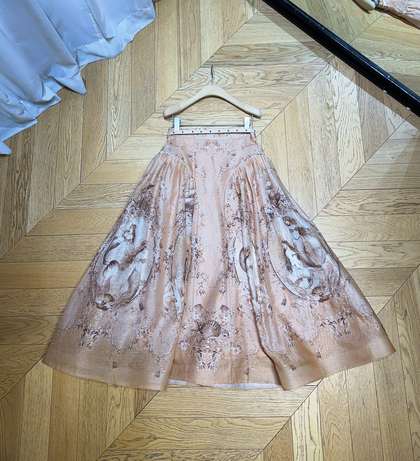 ZIMMERM*A*N*N 新品推荐🆕……长款半身裙，选用丝麻欧根纱面料制成，裙腰固定式设计，配有一条可