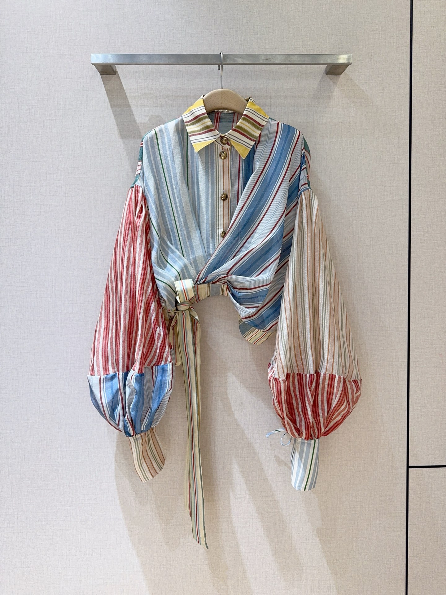 NO:638298,Z*I*M*M 26 spring and summer Rebellion series striped shirt, made of silk and linen blended material, light and breathable, perfect for spring and summer!  Colorful stripes + lantern sleeves + body-wrap ties, full of French retro feel, elegant and individual. The waist tie highlights the curves, which can be easily controlled on vacation, dating and daily life. Just take a photo and it will create a sense of atmosphere. Size SML X L, K251101, Zimmerman-clothing, shirts, alexander wang19860909Z*I*M*M 26春夏Rebellion系列条纹衬衫,丝麻混纺材质,轻薄透气超适合春夏！彩色条纹+灯笼袖+裹身系带,法式复古感满满,优雅又有个性 .腰部系带凸显曲线,度假、约会、日常都能轻松驾驭,随手一拍就是氛围感大片啊码数SML X L,K251101、,兹默曼-服装,shirts,alexander wang,Women's clothing