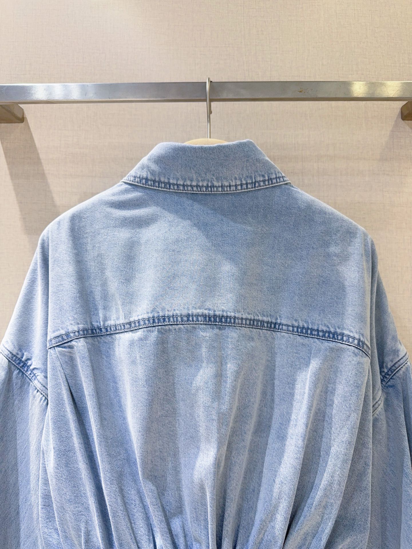 ZIMMERM*A*N*N 新品推荐🆕……选用牛仔面料制成，短款剪裁，采用经典领型和泡泡袖，袖口设有细系