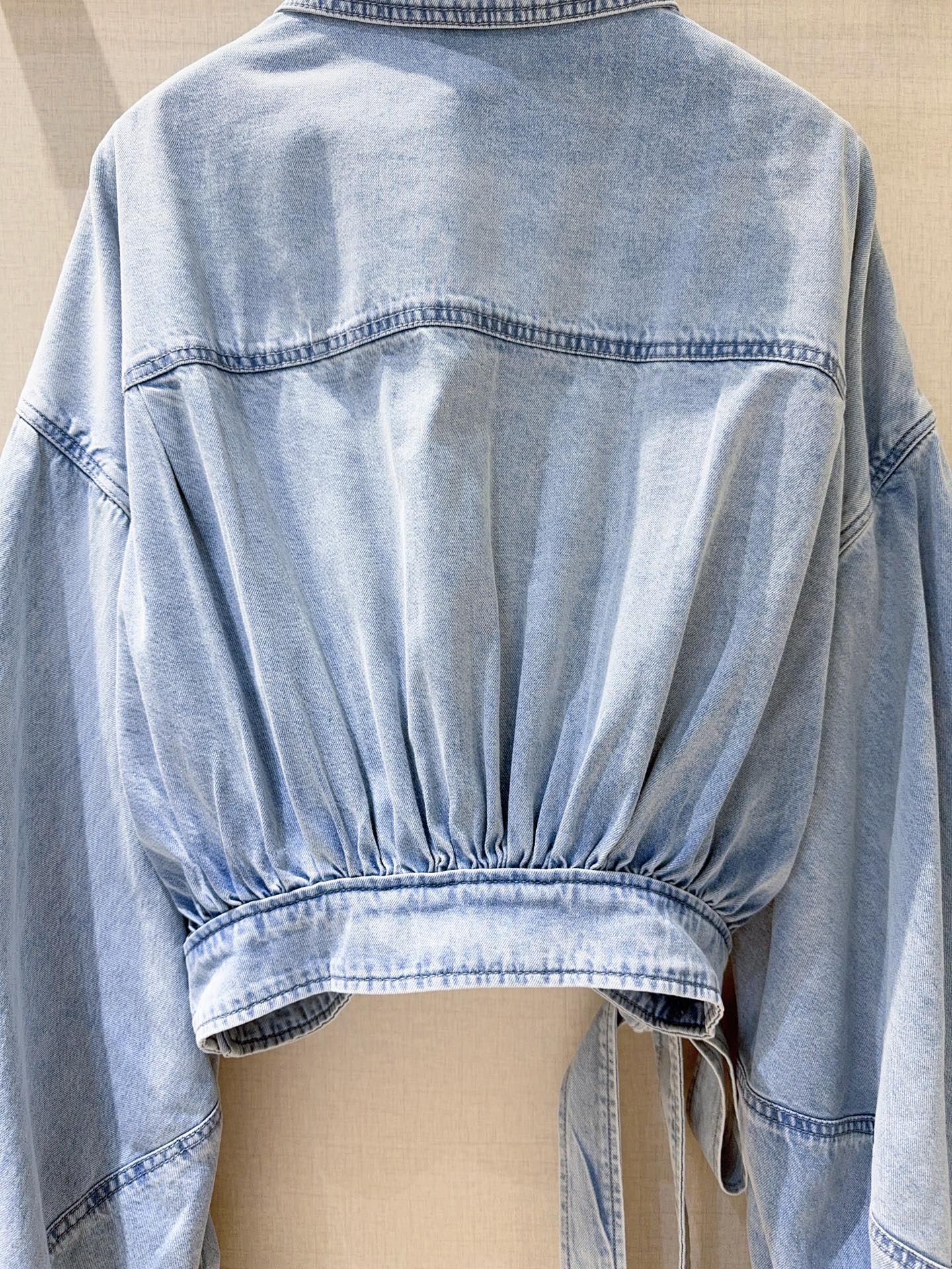 ZIMMERM*A*N*N 新品推荐🆕……选用牛仔面料制成，短款剪裁，采用经典领型和泡泡袖，袖口设有细系