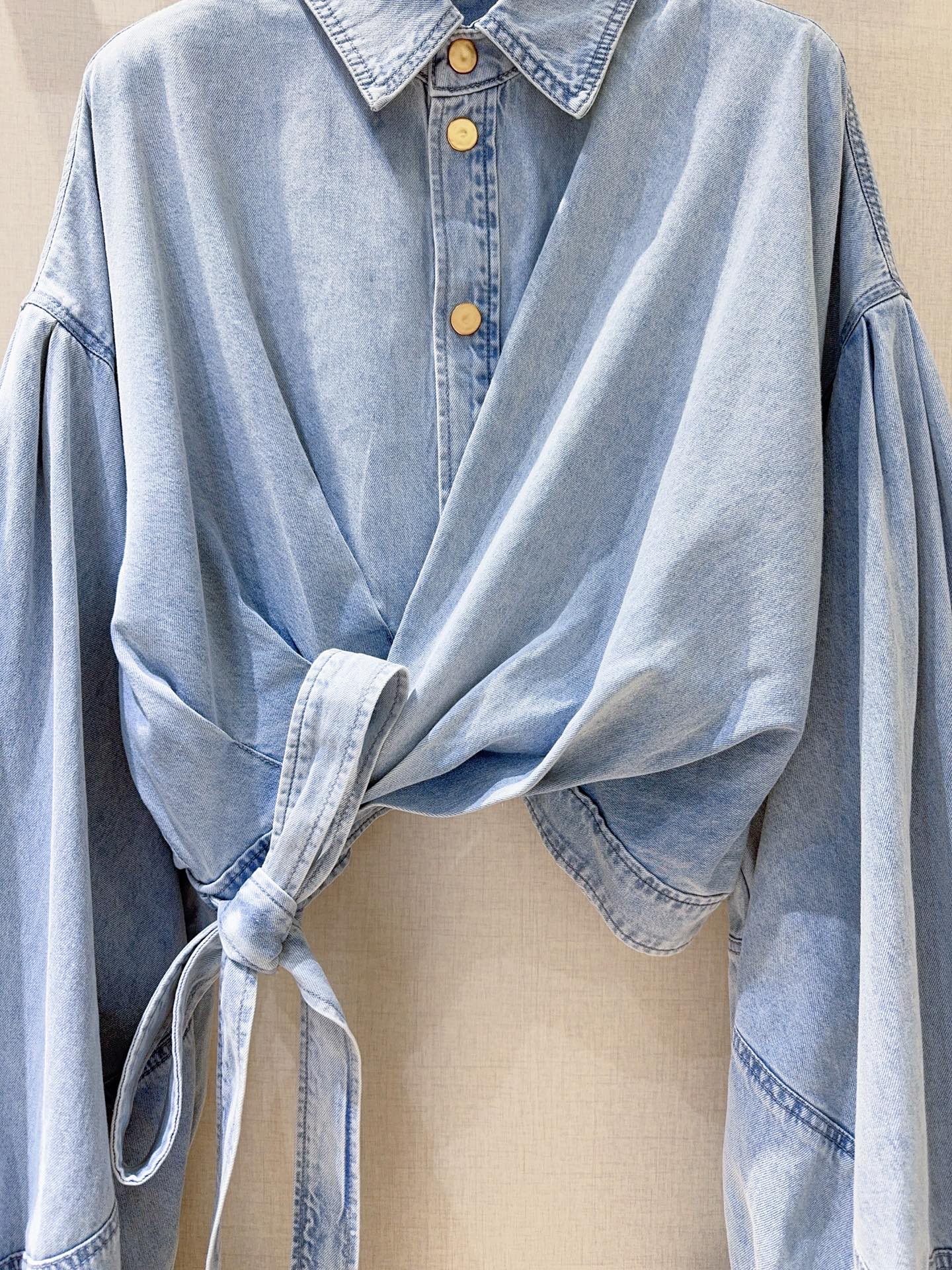 ZIMMERM*A*N*N 新品推荐🆕……选用牛仔面料制成，短款剪裁，采用经典领型和泡泡袖，袖口设有细系