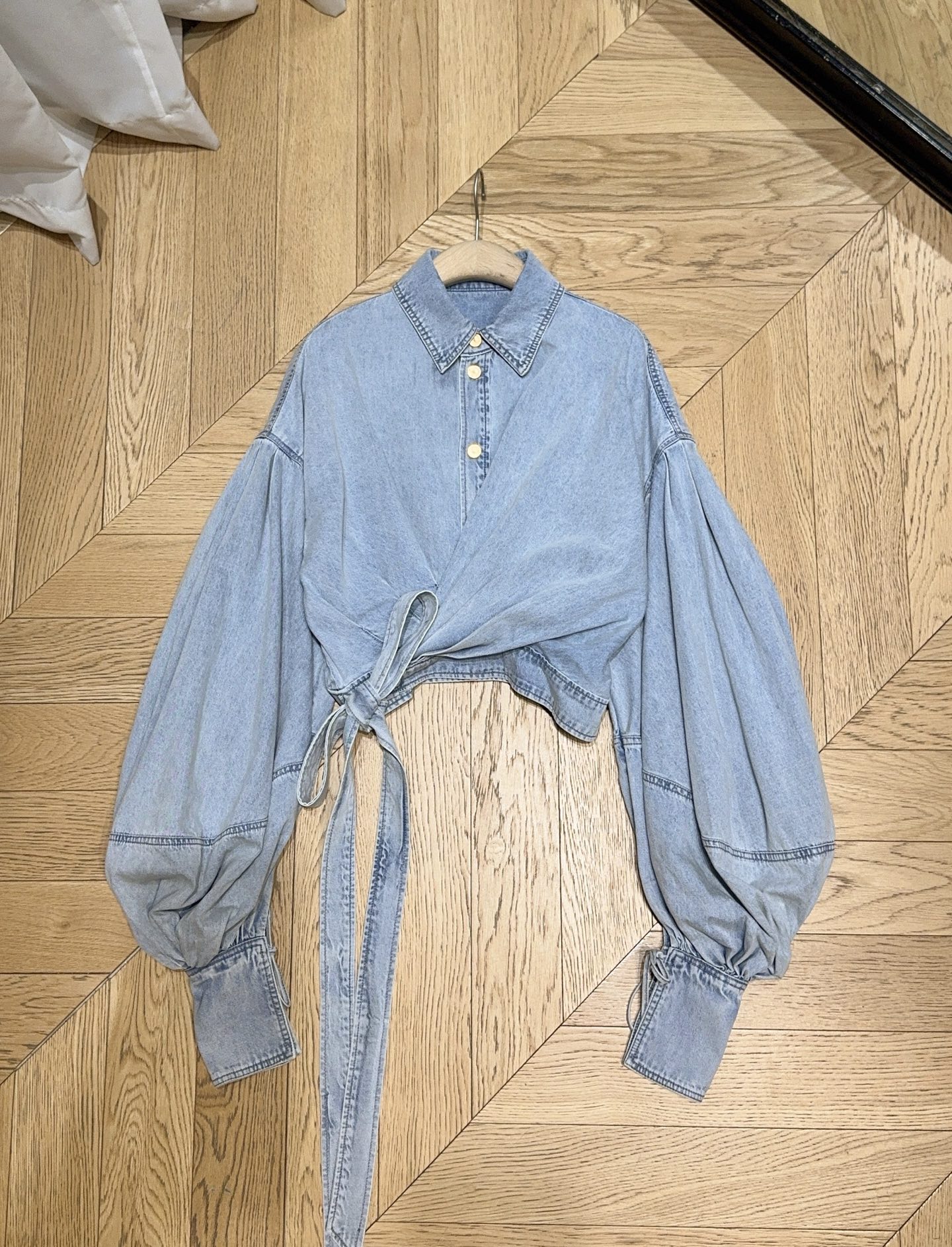 ZIMMERM*A*N*N 新品推荐🆕……选用牛仔面料制成，短款剪裁，采用经典领型和泡泡袖，袖口设有细系